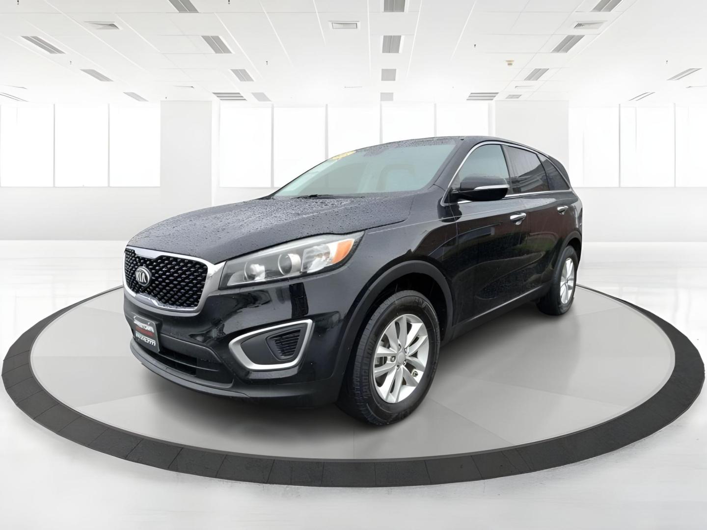 2016 Kia Sorento L 2WD (5XYPG4A30GG) with an 2.4L L4 DOHC 16V engine, 6-Speed Automatic transmission, located at 1865 W 2nd St., Xenia, OH, 45385, (937) 372-7777, 39.681259, -83.961945 - 2016 Kia Sorento L 2WD - Photo#4