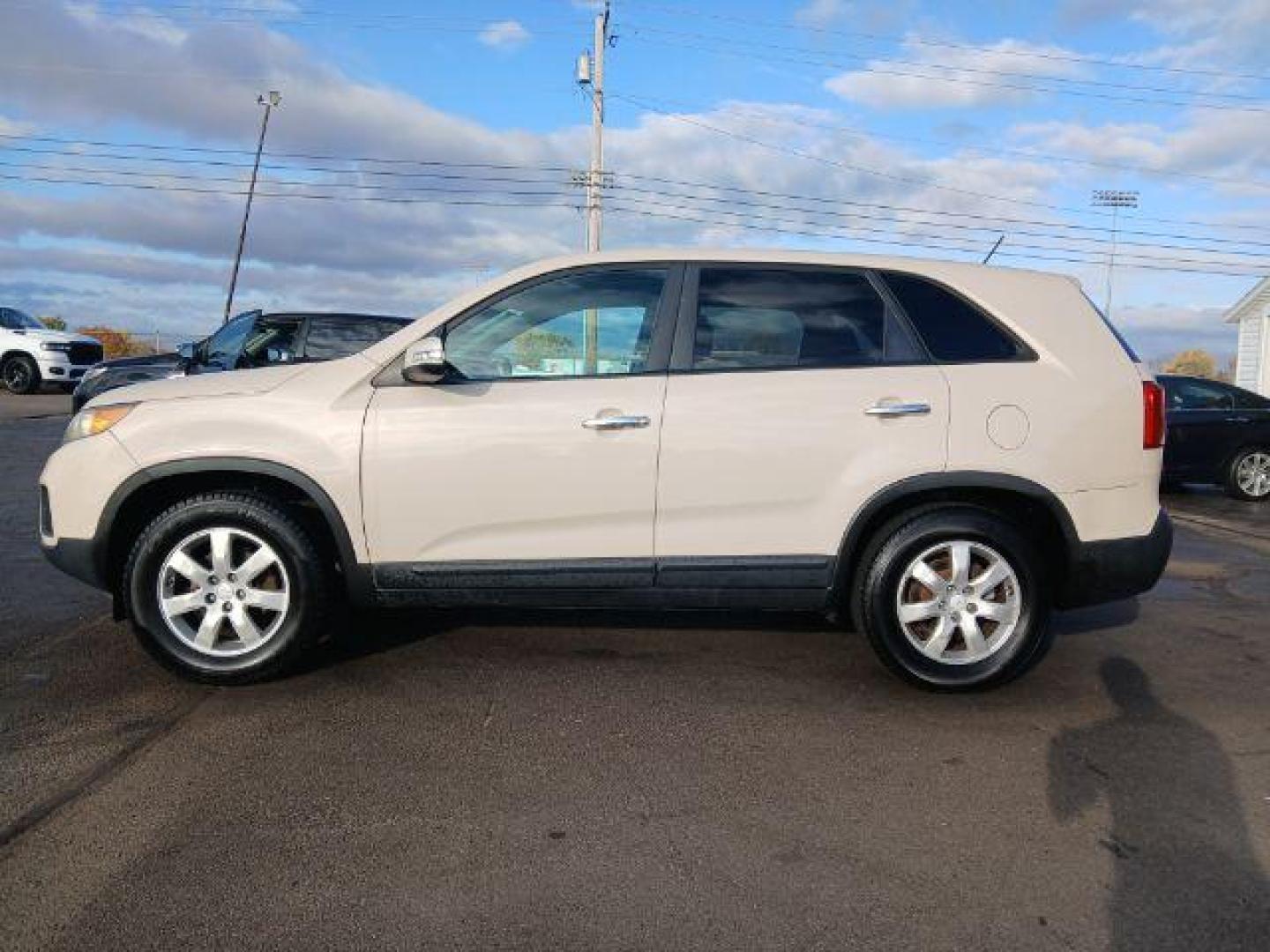 2011 Kia Sorento LX 2WD (5XYKT3A14BG) with an 2.4L L4 DOHC 16V engine, 6-Speed Automatic transmission, located at 1865 W 2nd St., Xenia, OH, 45385, (937) 372-7777, 39.681259, -83.961945 - 2011 Kia Sorento LX 2WD - Photo#2