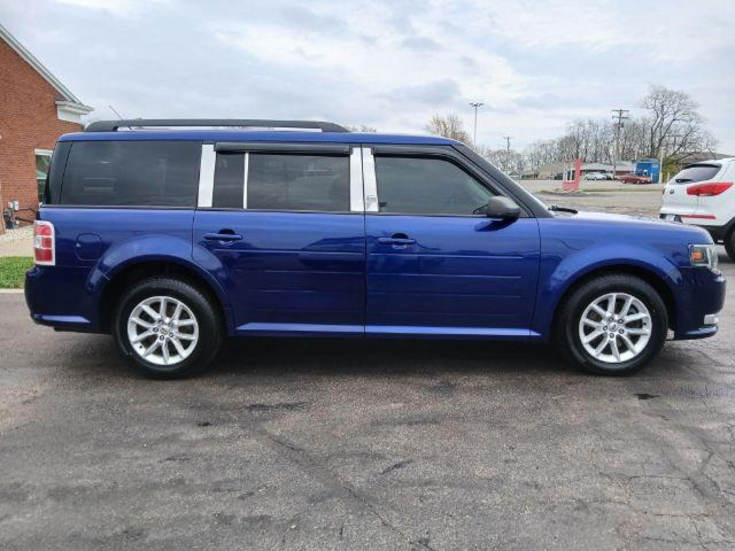 2013 Ford Flex SE FWD (2FMGK5B8XDB) with an 3.5L V6 DOHC 24V engine, 6-Speed Automatic Overdrive transmission, located at 1865 W 2nd St., Xenia, OH, 45385, (937) 372-7777, 39.681259, -83.961945 - 2013 Ford Flex SE FWD - Photo#3