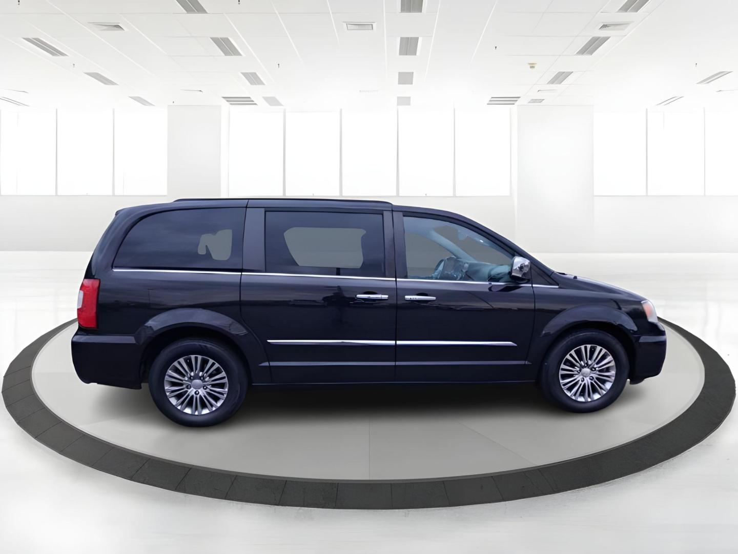 2015 Chrysler Town and Country Touring-L (2C4RC1CG5FR) with an 3.6L V6 DOHC 24V engine, 6-Speed Automatic transmission, located at 1865 W 2nd St., Xenia, OH, 45385, (937) 372-7777, 39.681259, -83.961945 - 2015 Chrysler Town and Country Touring-L - Photo#14