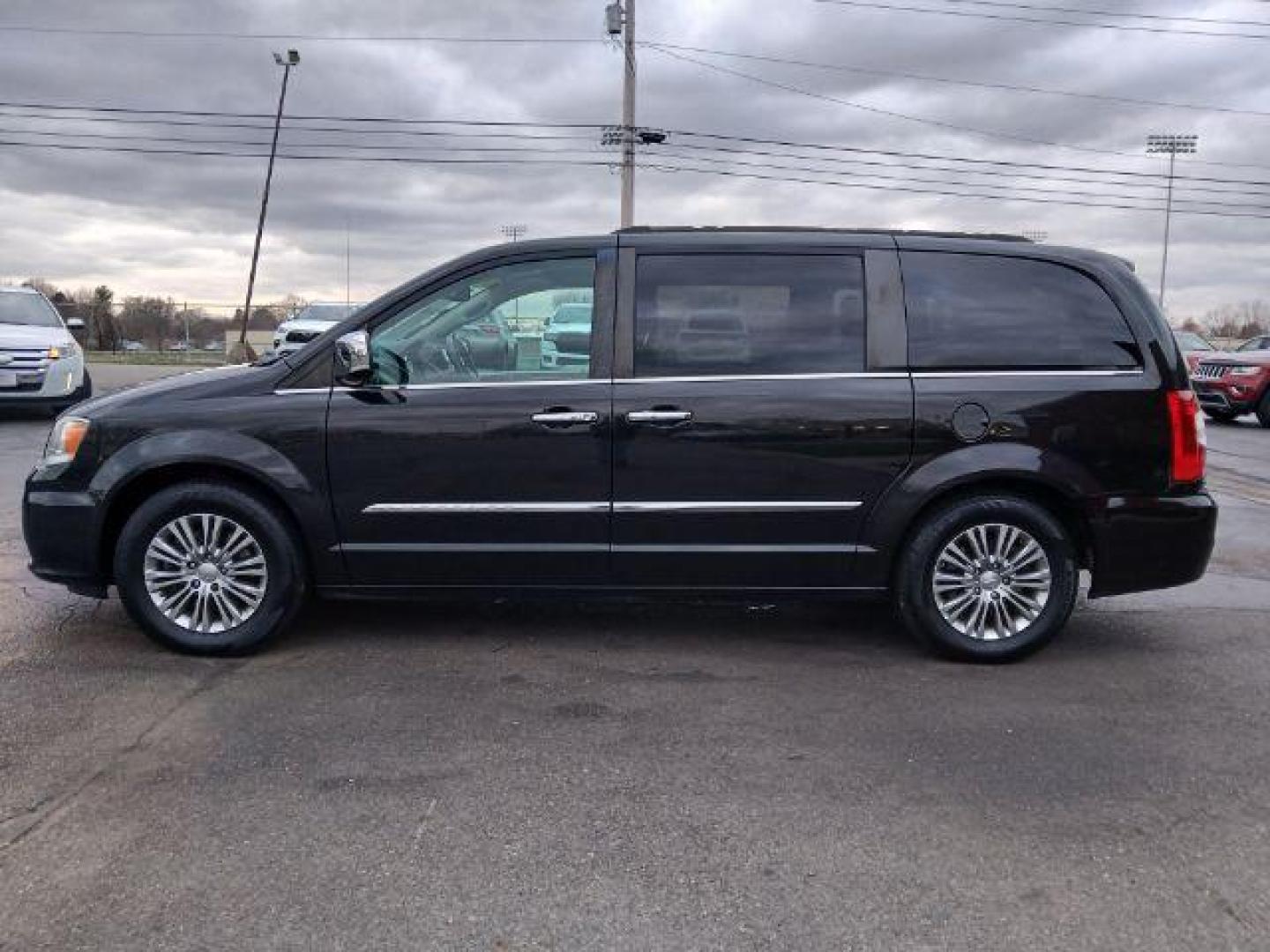 2015 Chrysler Town and Country Touring-L (2C4RC1CG5FR) with an 3.6L V6 DOHC 24V engine, 6-Speed Automatic transmission, located at 1865 W 2nd St., Xenia, OH, 45385, (937) 372-7777, 39.681259, -83.961945 - 2015 Chrysler Town and Country Touring-L - Photo#2