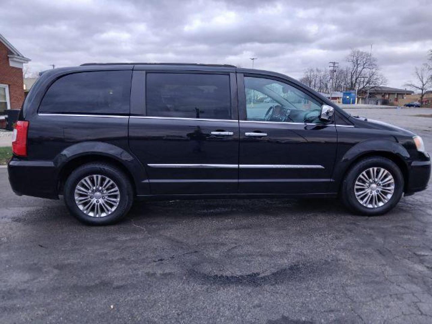 2015 Chrysler Town and Country Touring-L (2C4RC1CG5FR) with an 3.6L V6 DOHC 24V engine, 6-Speed Automatic transmission, located at 1865 W 2nd St., Xenia, OH, 45385, (937) 372-7777, 39.681259, -83.961945 - 2015 Chrysler Town and Country Touring-L - Photo#3