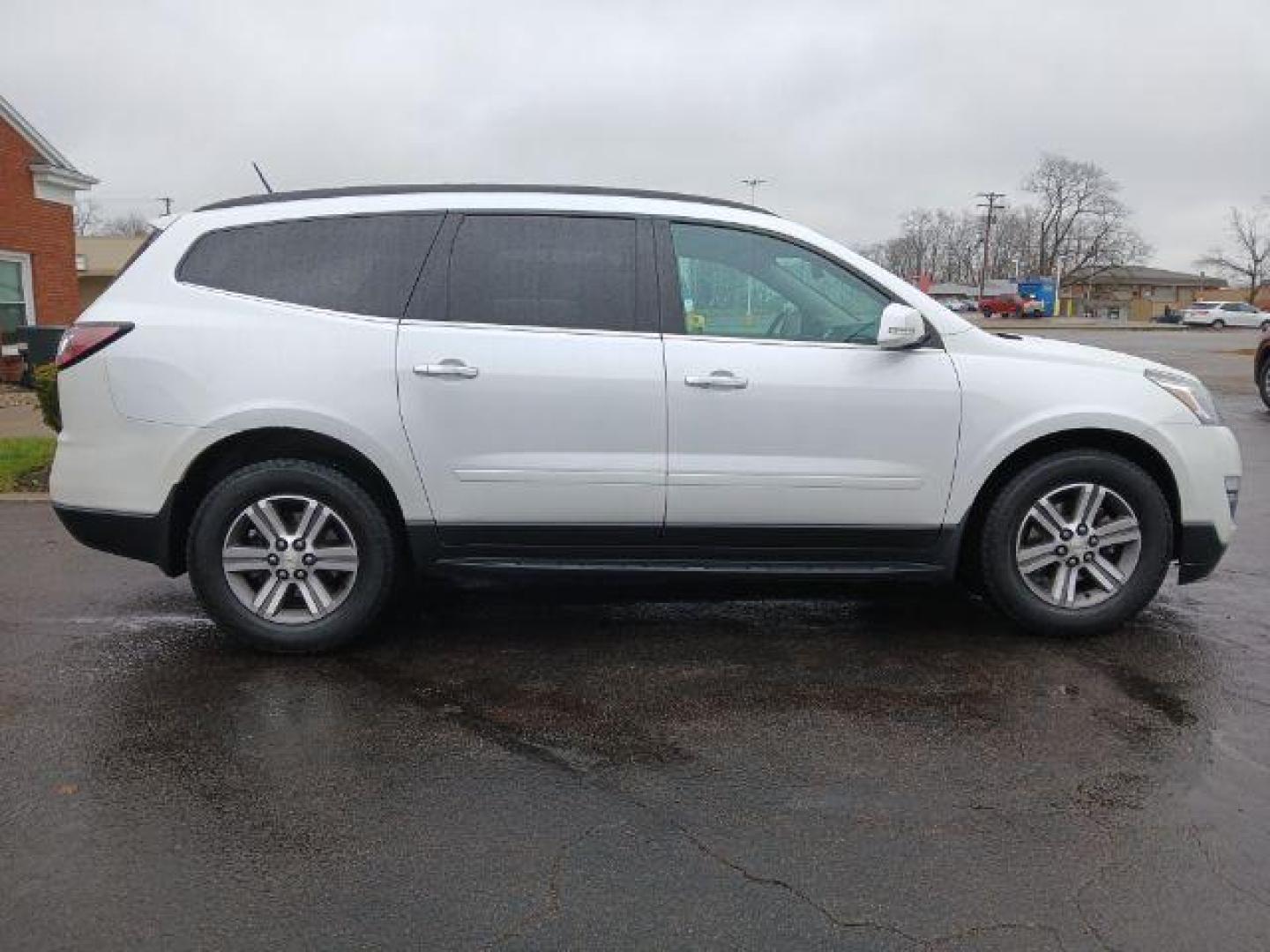 2017 Chevrolet Traverse 2LT AWD (1GNKVHKD2HJ) with an 3.6L V6 DOHC 24V engine, 6-Speed Automatic transmission, located at 1865 W 2nd St., Xenia, OH, 45385, (937) 372-7777, 39.681259, -83.961945 - Third Row - Photo#18