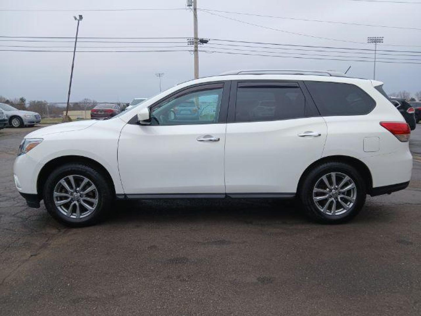 2014 Nissan Pathfinder SV 4WD (5N1AR2MM4EC) with an 3.5L V6 DOHC 24V engine, Continuously Variable Transmission transmission, located at 1865 W 2nd St., Xenia, OH, 45385, (937) 372-7777, 39.681259, -83.961945 - Third Row - Photo#15