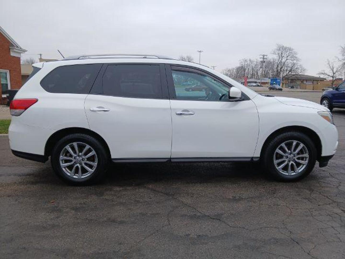 2014 Nissan Pathfinder SV 4WD (5N1AR2MM4EC) with an 3.5L V6 DOHC 24V engine, Continuously Variable Transmission transmission, located at 1865 W 2nd St., Xenia, OH, 45385, (937) 372-7777, 39.681259, -83.961945 - Third Row - Photo#16