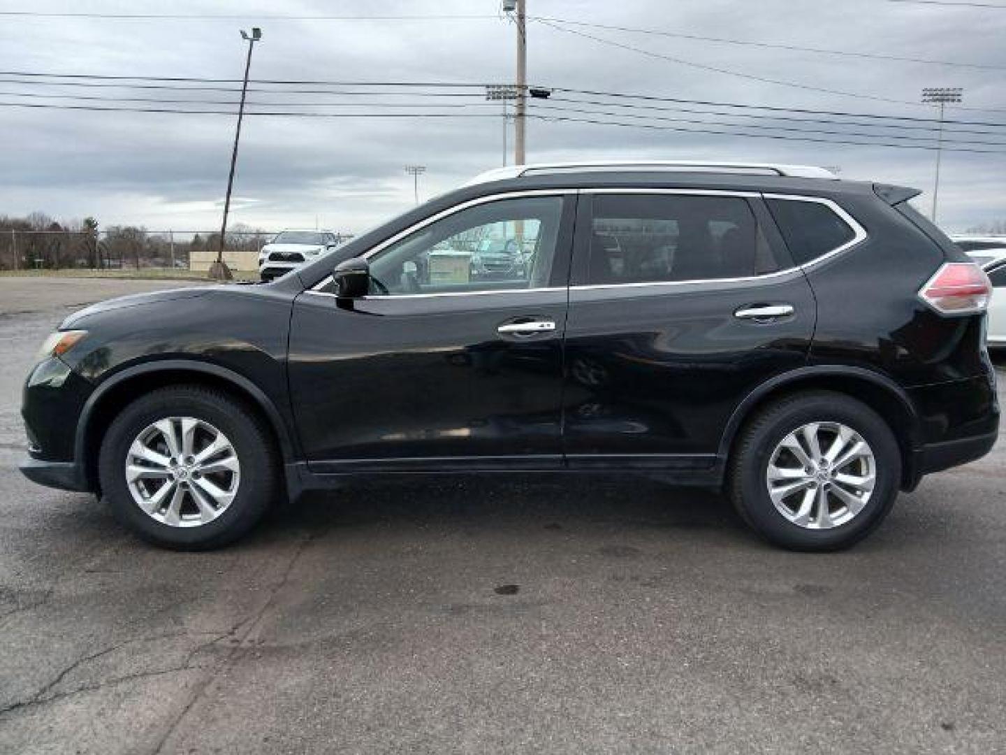 2016 Nissan Rogue SV 2WD (KNMAT2MT6GP) with an 2.5L L4 DOHC 16V engine, Continuously Variable Transmission transmission, located at 1865 W 2nd St., Xenia, OH, 45385, (937) 372-7777, 39.681259, -83.961945 - 2016 Nissan Rogue SV 2WD - Photo#14