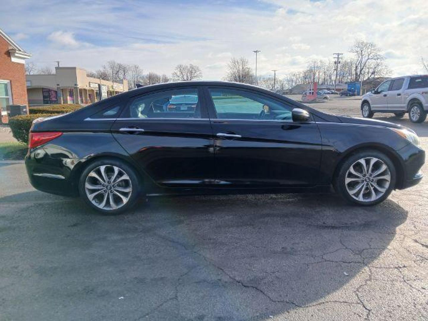 2013 Hyundai Sonata SE Auto (5NPEC4ABXDH) with an 2.0L L4 DOHC 16V engine, 6-Speed Automatic transmission, located at 1865 W 2nd St., Xenia, OH, 45385, (937) 372-7777, 39.681259, -83.961945 - 2013 Hyundai Sonata SE Auto - Photo#16