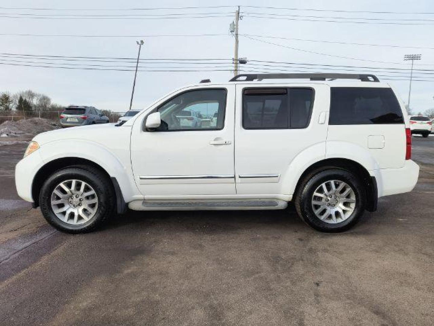 2012 Nissan Pathfinder LE 4WD (5N1AR1NB2CC) with an 4.0L V6 DOHC 24V engine, 5-Speed Automatic transmission, located at 1865 W 2nd St., Xenia, OH, 45385, (937) 372-7777, 39.681259, -83.961945 - 2012 Nissan Pathfinder LE 4WD - Photo#2