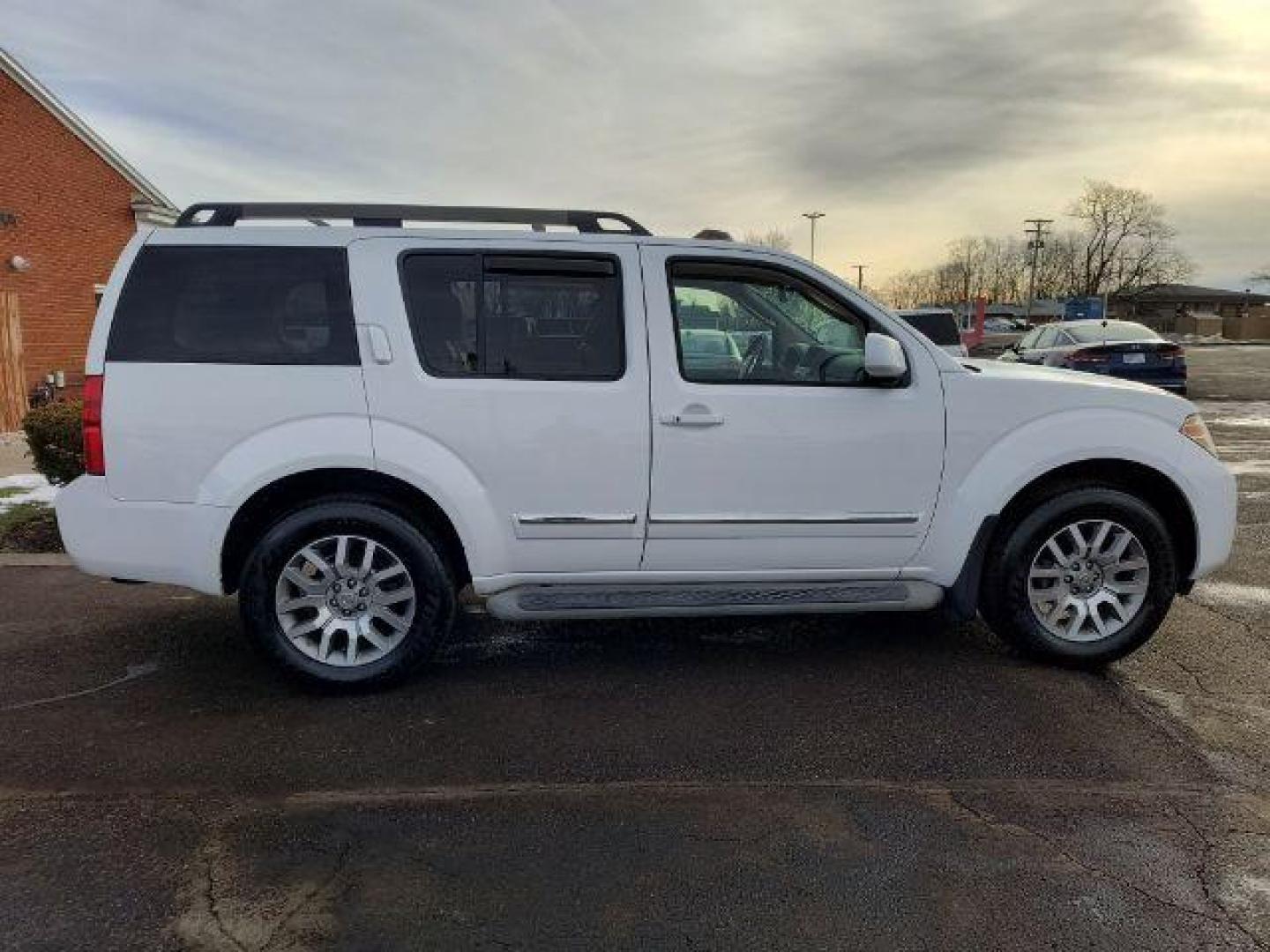 2012 Nissan Pathfinder LE 4WD (5N1AR1NB2CC) with an 4.0L V6 DOHC 24V engine, 5-Speed Automatic transmission, located at 1865 W 2nd St., Xenia, OH, 45385, (937) 372-7777, 39.681259, -83.961945 - 2012 Nissan Pathfinder LE 4WD - Photo#3