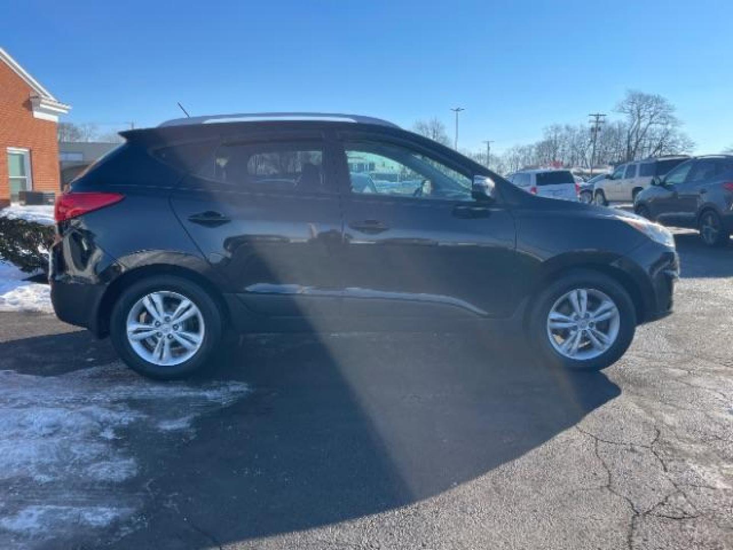 2012 Hyundai Tucson GLS AWD (KM8JUCAC7CU) with an 2.4L L4 DOHC 16V engine, 6-Speed Automatic transmission, located at 1865 W 2nd St., Xenia, OH, 45385, (937) 372-7777, 39.681259, -83.961945 - 2012 Hyundai Tucson GLS AWD - Photo#4