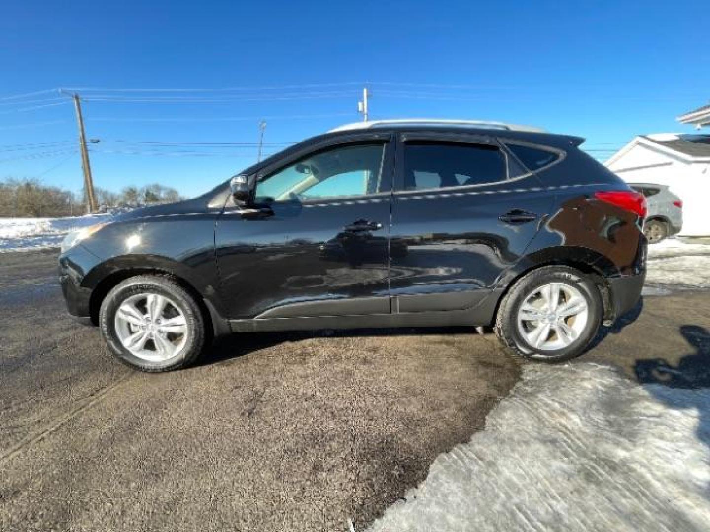 2012 Hyundai Tucson GLS AWD (KM8JUCAC7CU) with an 2.4L L4 DOHC 16V engine, 6-Speed Automatic transmission, located at 1865 W 2nd St., Xenia, OH, 45385, (937) 372-7777, 39.681259, -83.961945 - 2012 Hyundai Tucson GLS AWD - Photo#5