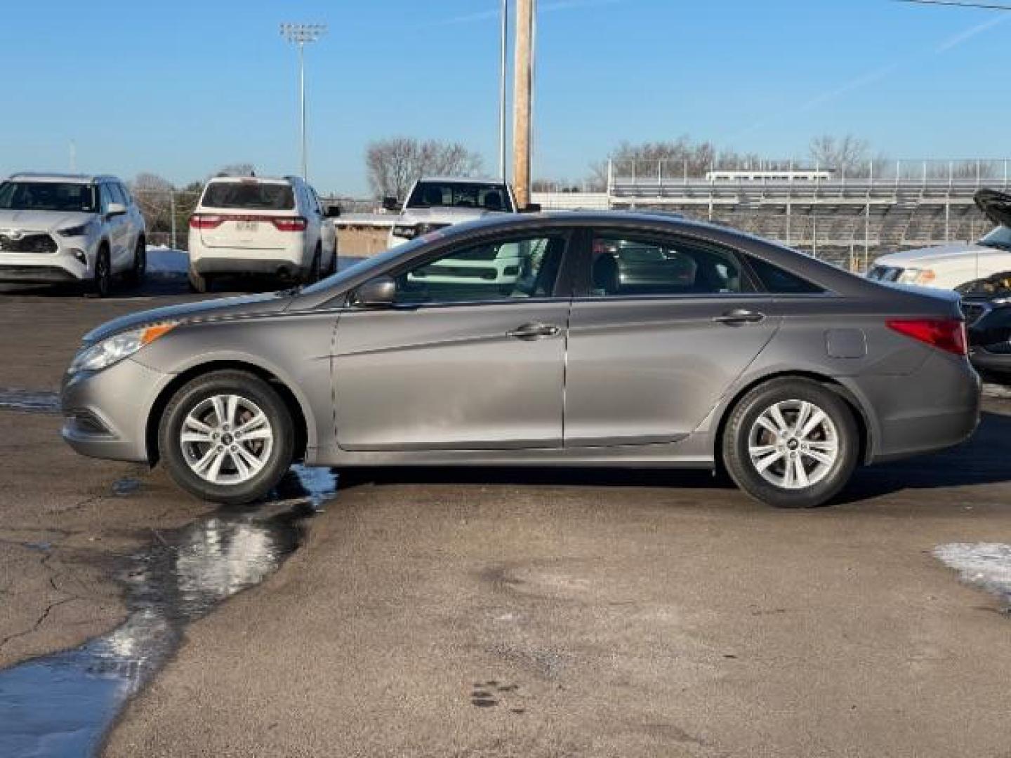 2012 Hyundai Sonata GLS Auto (5NPEB4AC7CH) with an 2.4L L4 DOHC 16V engine, 6-Speed Automatic transmission, located at 1865 W 2nd St., Xenia, OH, 45385, (937) 372-7777, 39.681259, -83.961945 - 2012 Hyundai Sonata GLS Auto - Photo#2