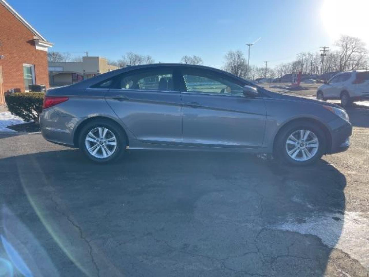 2012 Hyundai Sonata GLS Auto (5NPEB4AC7CH) with an 2.4L L4 DOHC 16V engine, 6-Speed Automatic transmission, located at 1865 W 2nd St., Xenia, OH, 45385, (937) 372-7777, 39.681259, -83.961945 - 2012 Hyundai Sonata GLS Auto - Photo#3