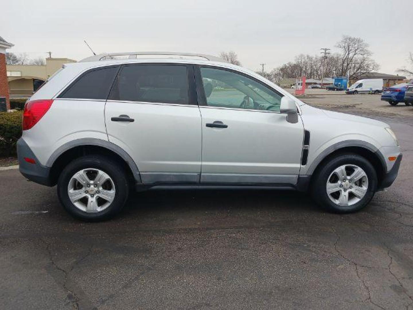 2014 Silver Chevrolet Captiva Sport 2LS FWD (3GNAL2EKXES) with an 2.4L L4 DOHC 16V FFV engine, 6-Speed Automatic transmission, located at 1865 W 2nd St., Xenia, OH, 45385, (937) 372-7777, 39.681259, -83.961945 - Photo#4