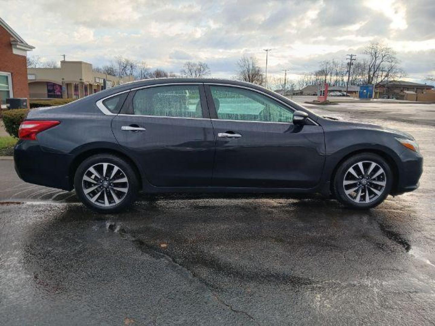 2016 Nissan Altima 2.5 SL (1N4AL3AP9GC) with an 2.5L L4 DOHC 16V engine, Continuously Variable Transmission transmission, located at 1865 W 2nd St., Xenia, OH, 45385, (937) 372-7777, 39.681259, -83.961945 - 2016 Nissan Altima 2.5 SL - Photo#2