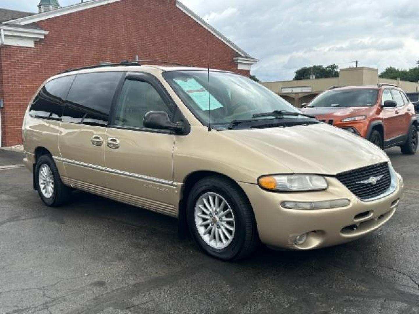 2000 Champagne Pearl Clear Coat Chrysler Town and Country LXi AWD (1C4GT54L0YB) with an 3.8L V6 OHV 12V engine, 4-Speed Automatic transmission, located at 1865 W 2nd St., Xenia, OH, 45385, (937) 372-7777, 39.681259, -83.961945 - Photo#0