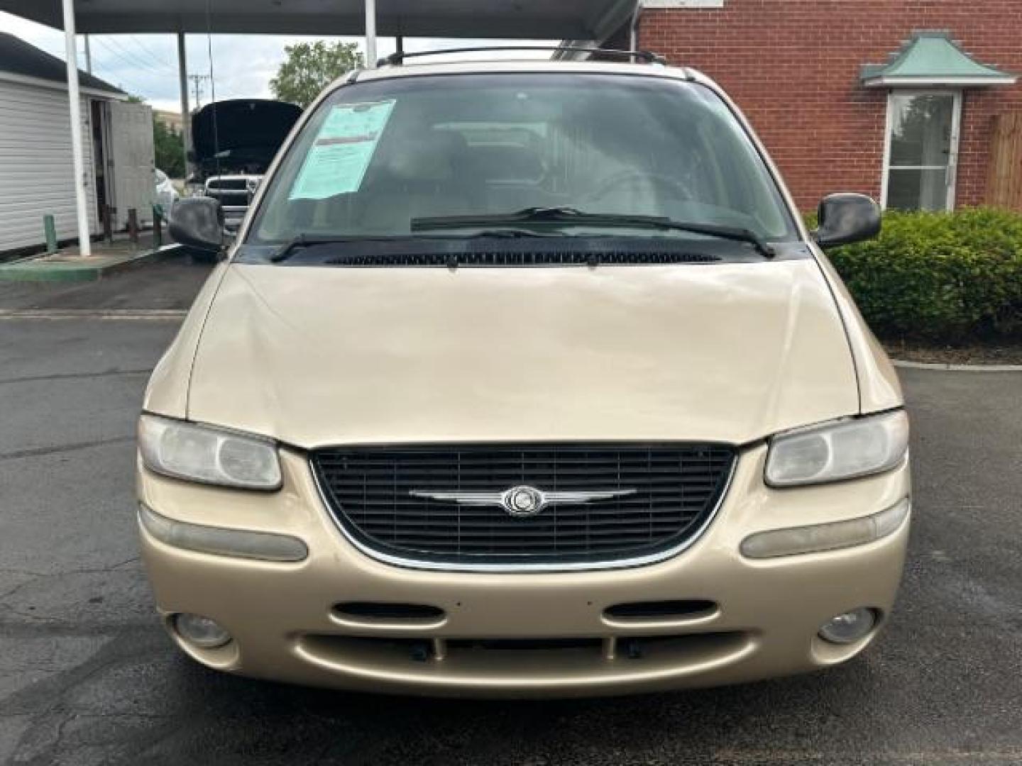 2000 Champagne Pearl Clear Coat Chrysler Town and Country LXi AWD (1C4GT54L0YB) with an 3.8L V6 OHV 12V engine, 4-Speed Automatic transmission, located at 1865 W 2nd St., Xenia, OH, 45385, (937) 372-7777, 39.681259, -83.961945 - Photo#1