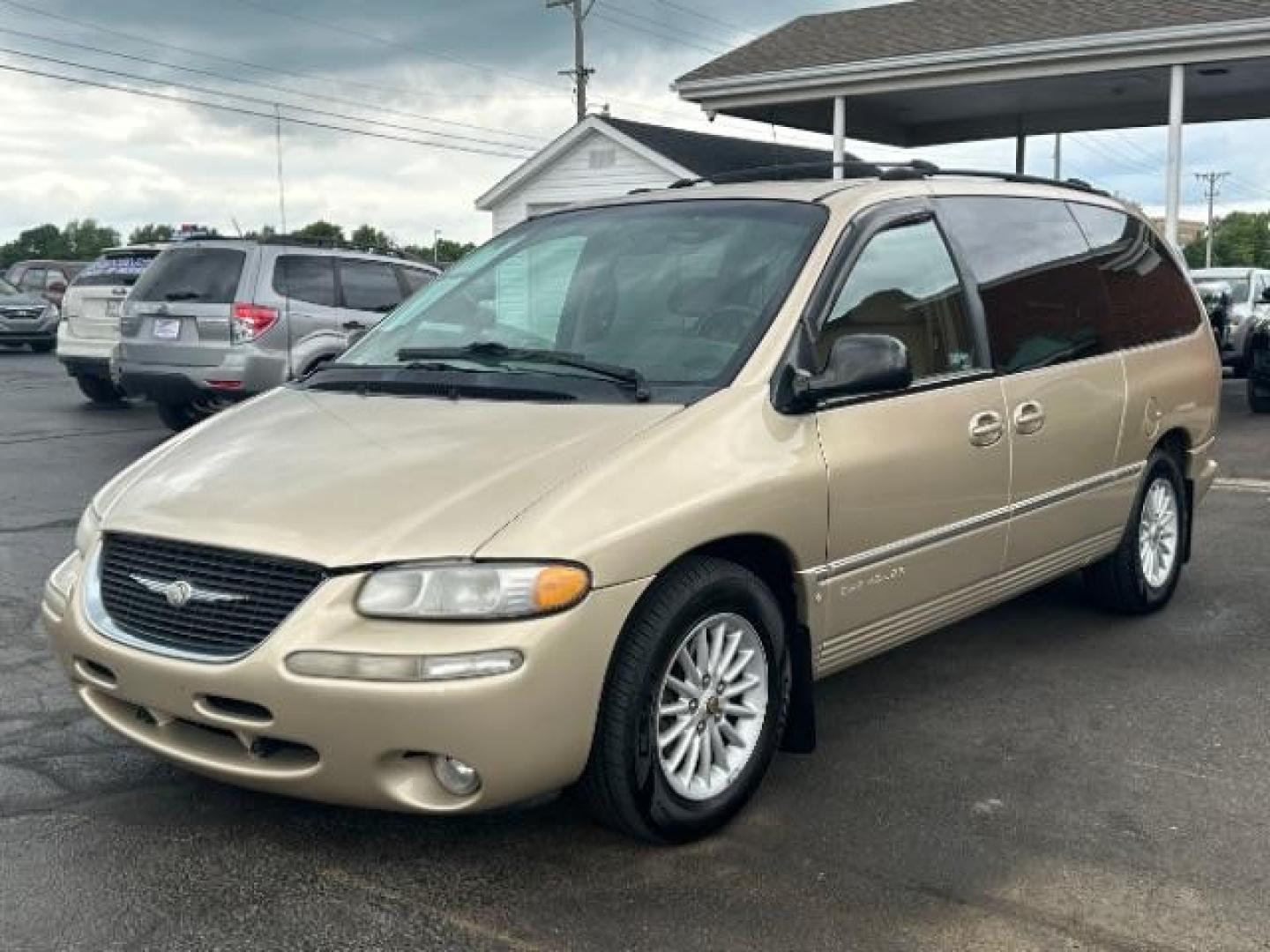 2000 Champagne Pearl Clear Coat Chrysler Town and Country LXi AWD (1C4GT54L0YB) with an 3.8L V6 OHV 12V engine, 4-Speed Automatic transmission, located at 1865 W 2nd St., Xenia, OH, 45385, (937) 372-7777, 39.681259, -83.961945 - Photo#2