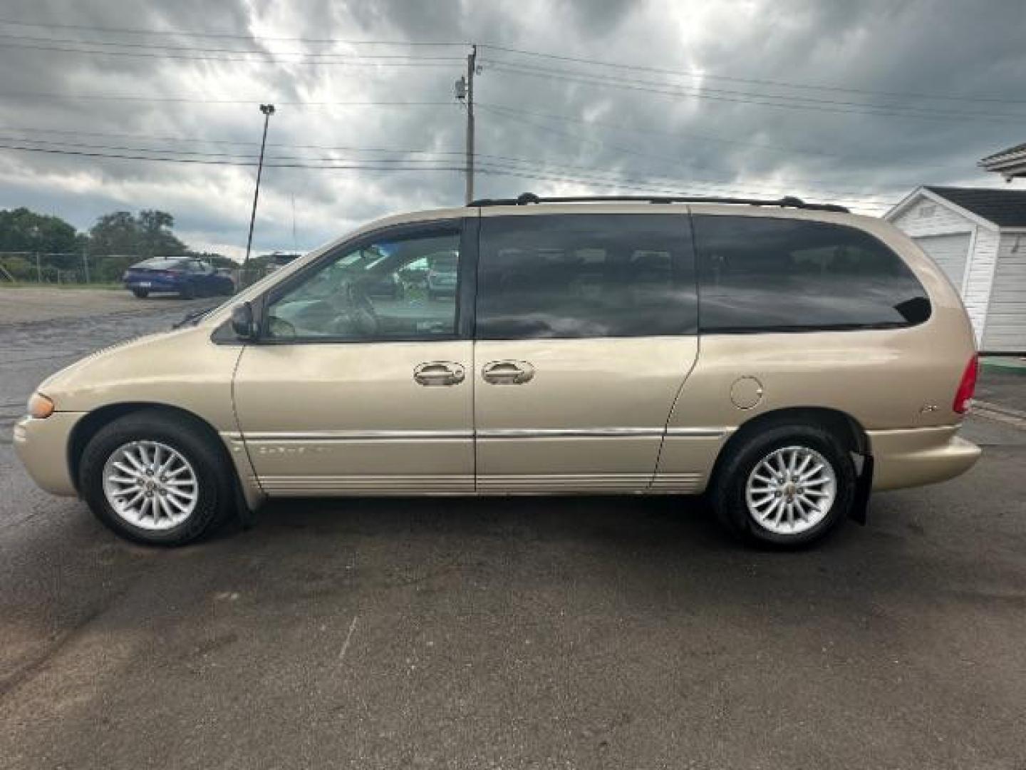 2000 Champagne Pearl Clear Coat Chrysler Town and Country LXi AWD (1C4GT54L0YB) with an 3.8L V6 OHV 12V engine, 4-Speed Automatic transmission, located at 1865 W 2nd St., Xenia, OH, 45385, (937) 372-7777, 39.681259, -83.961945 - Photo#3