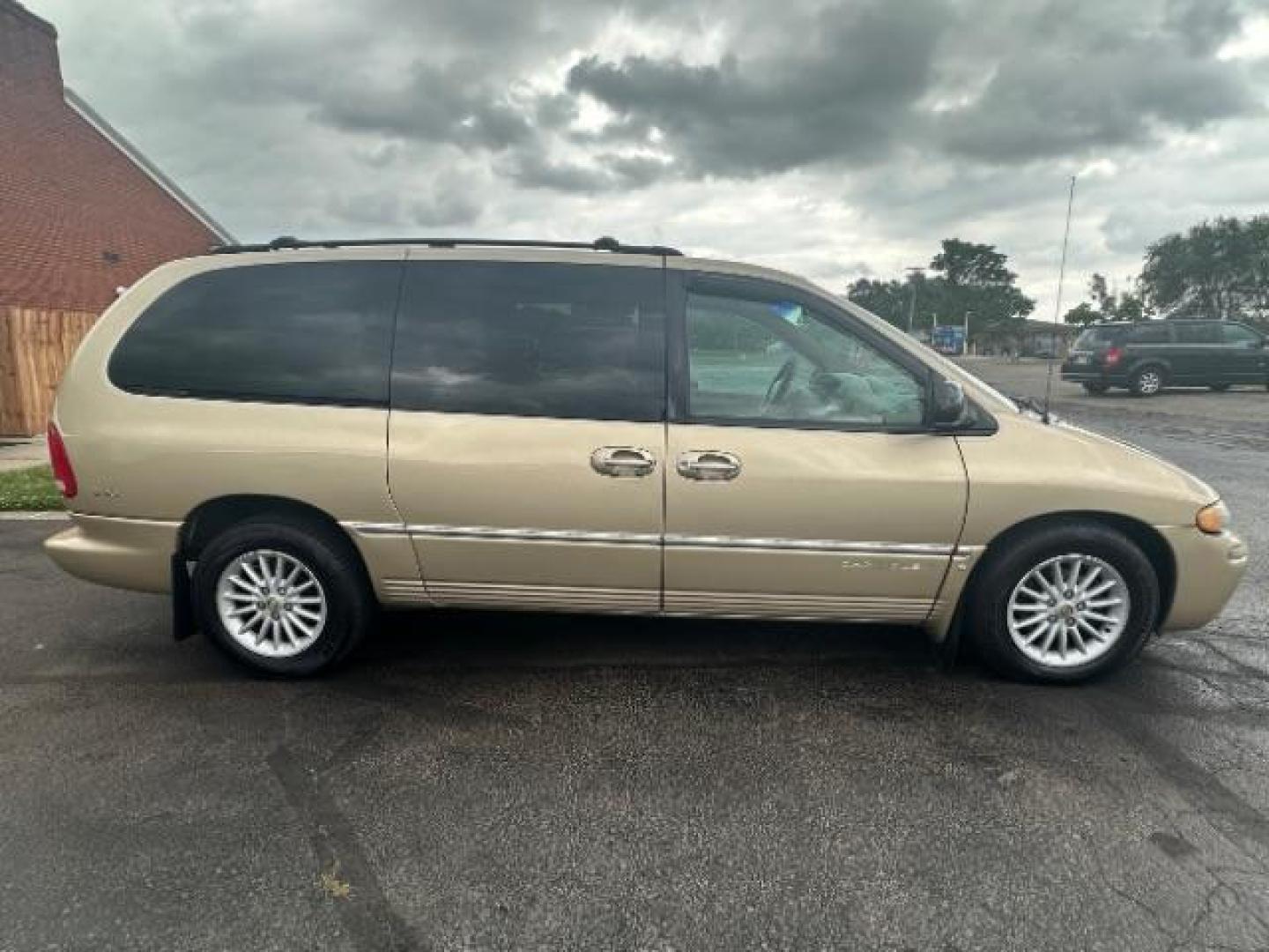 2000 Champagne Pearl Clear Coat Chrysler Town and Country LXi AWD (1C4GT54L0YB) with an 3.8L V6 OHV 12V engine, 4-Speed Automatic transmission, located at 1865 W 2nd St., Xenia, OH, 45385, (937) 372-7777, 39.681259, -83.961945 - Photo#4