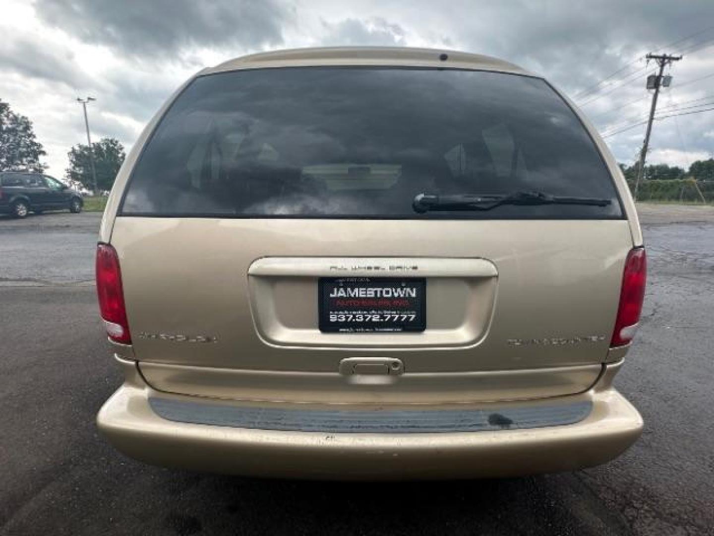 2000 Champagne Pearl Clear Coat Chrysler Town and Country LXi AWD (1C4GT54L0YB) with an 3.8L V6 OHV 12V engine, 4-Speed Automatic transmission, located at 1865 W 2nd St., Xenia, OH, 45385, (937) 372-7777, 39.681259, -83.961945 - Photo#5