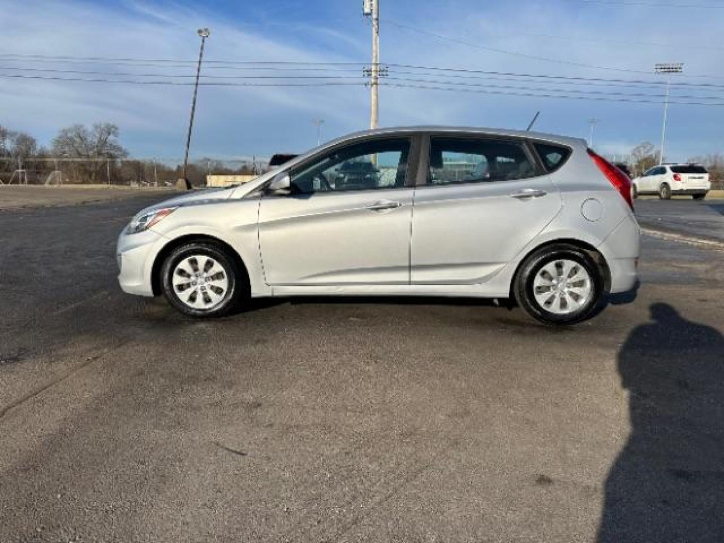 2017 Ironman Silver Hyundai Accent SE 5-Door 6A (KMHCT5AEXHU) with an 1.6L L4 DOHC 16V engine, 6-Speed Automatic transmission, located at 1865 W 2nd St., Xenia, OH, 45385, (937) 372-7777, 39.681259, -83.961945 - Photo#3