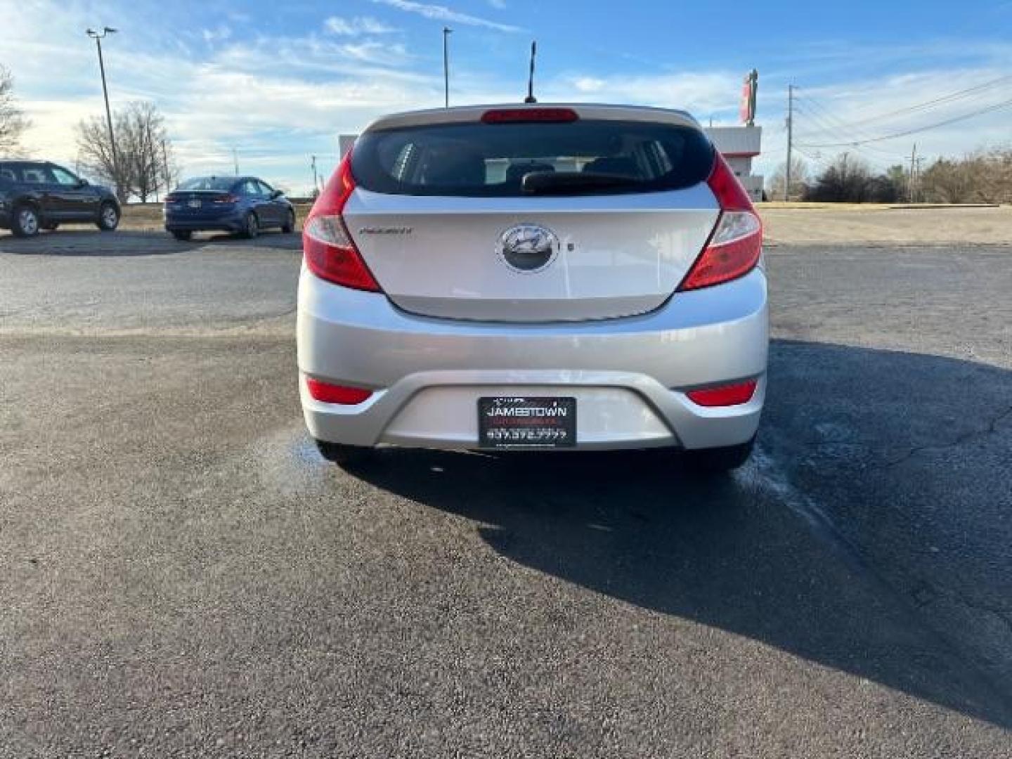 2017 Ironman Silver Hyundai Accent SE 5-Door 6A (KMHCT5AEXHU) with an 1.6L L4 DOHC 16V engine, 6-Speed Automatic transmission, located at 1865 W 2nd St., Xenia, OH, 45385, (937) 372-7777, 39.681259, -83.961945 - Photo#4