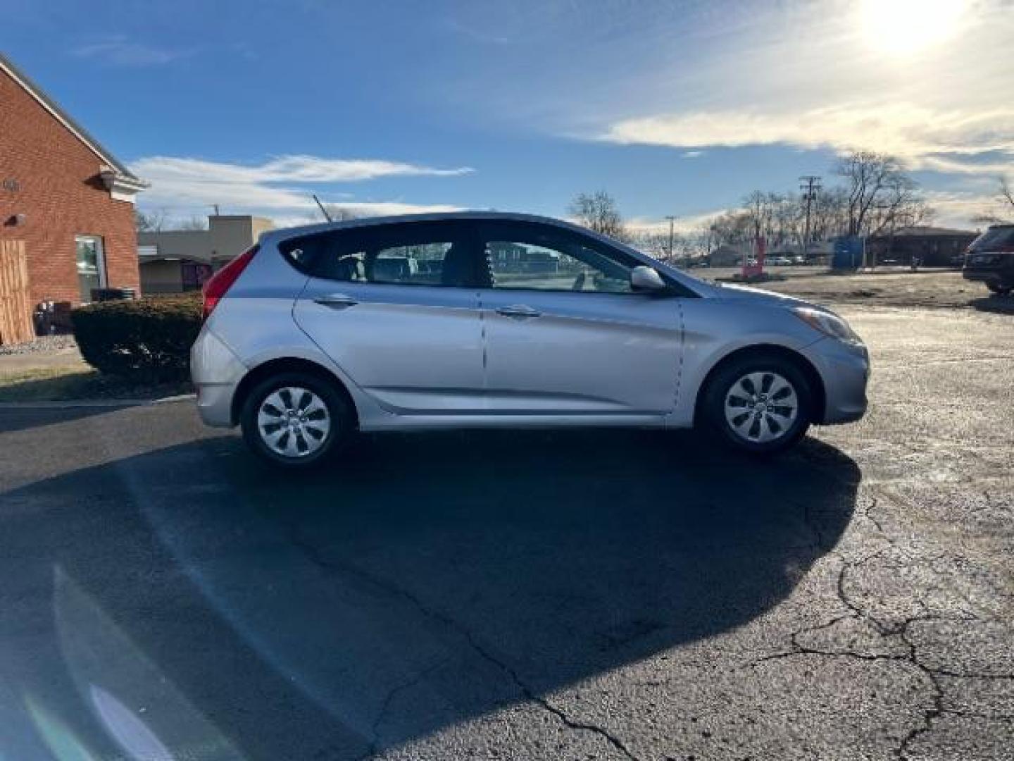 2017 Ironman Silver Hyundai Accent SE 5-Door 6A (KMHCT5AEXHU) with an 1.6L L4 DOHC 16V engine, 6-Speed Automatic transmission, located at 1865 W 2nd St., Xenia, OH, 45385, (937) 372-7777, 39.681259, -83.961945 - Photo#5