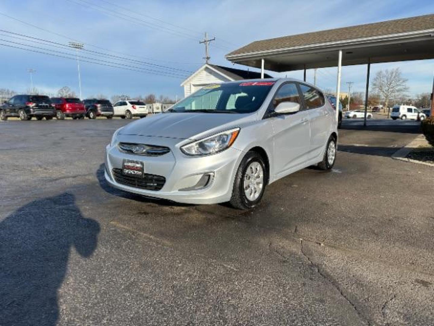 2017 Ironman Silver Hyundai Accent SE 5-Door 6A (KMHCT5AEXHU) with an 1.6L L4 DOHC 16V engine, 6-Speed Automatic transmission, located at 1865 W 2nd St., Xenia, OH, 45385, (937) 372-7777, 39.681259, -83.961945 - Photo#2