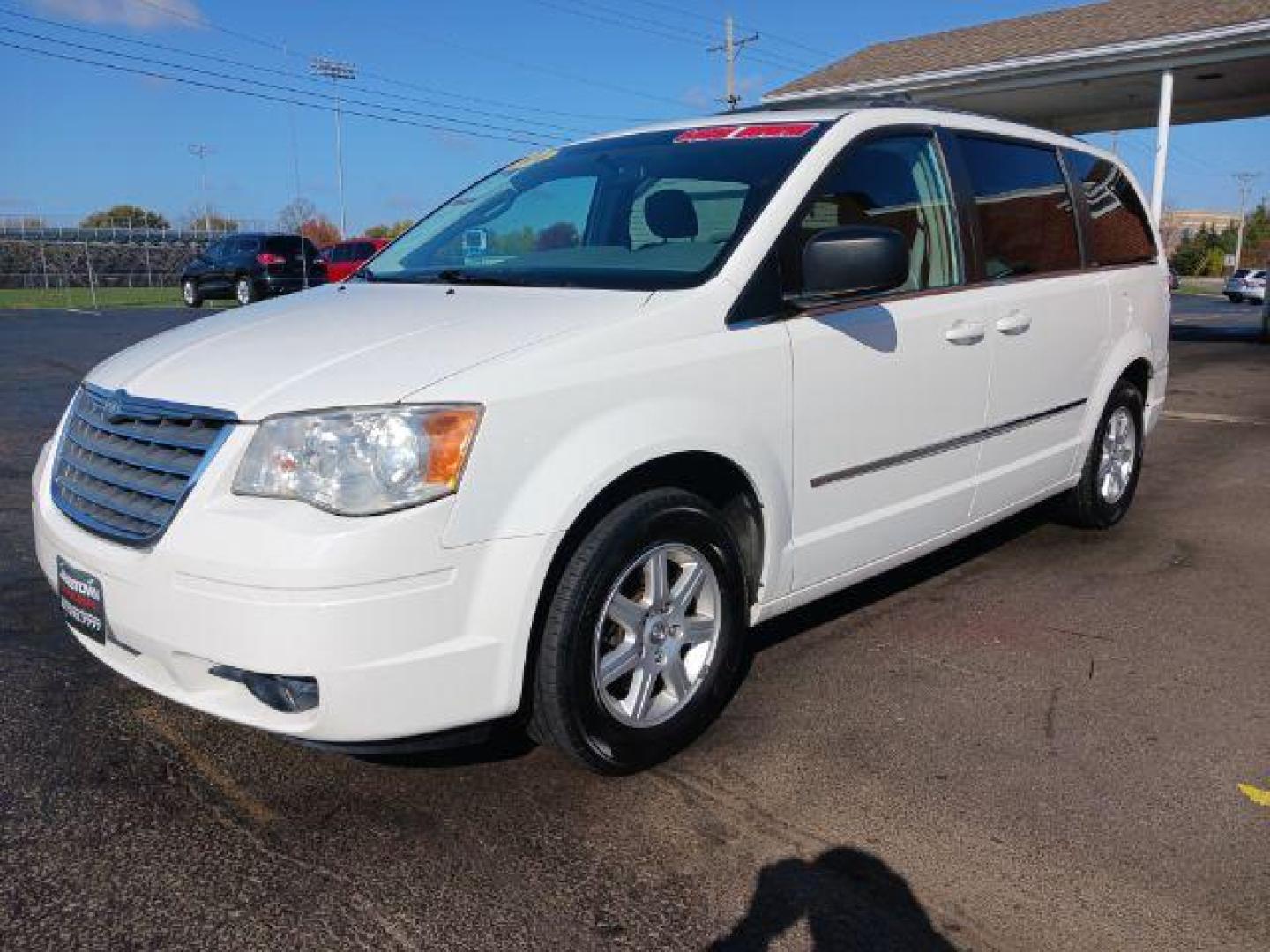 2010 White Gold Pearl Chrysler Town and Country Touring (2A4RR5D11AR) with an 3.8L V6 OHV 12V engine, 6-Speed Automatic transmission, located at 1865 W 2nd St., Xenia, OH, 45385, (937) 372-7777, 39.681259, -83.961945 - Photo#2