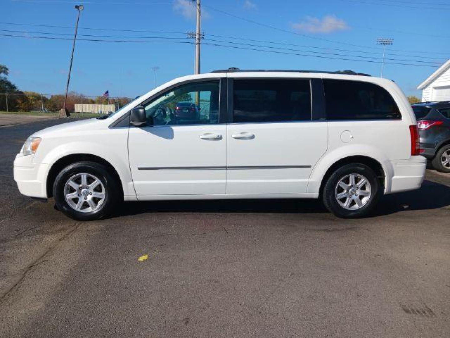 2010 White Gold Pearl Chrysler Town and Country Touring (2A4RR5D11AR) with an 3.8L V6 OHV 12V engine, 6-Speed Automatic transmission, located at 1865 W 2nd St., Xenia, OH, 45385, (937) 372-7777, 39.681259, -83.961945 - Photo#3