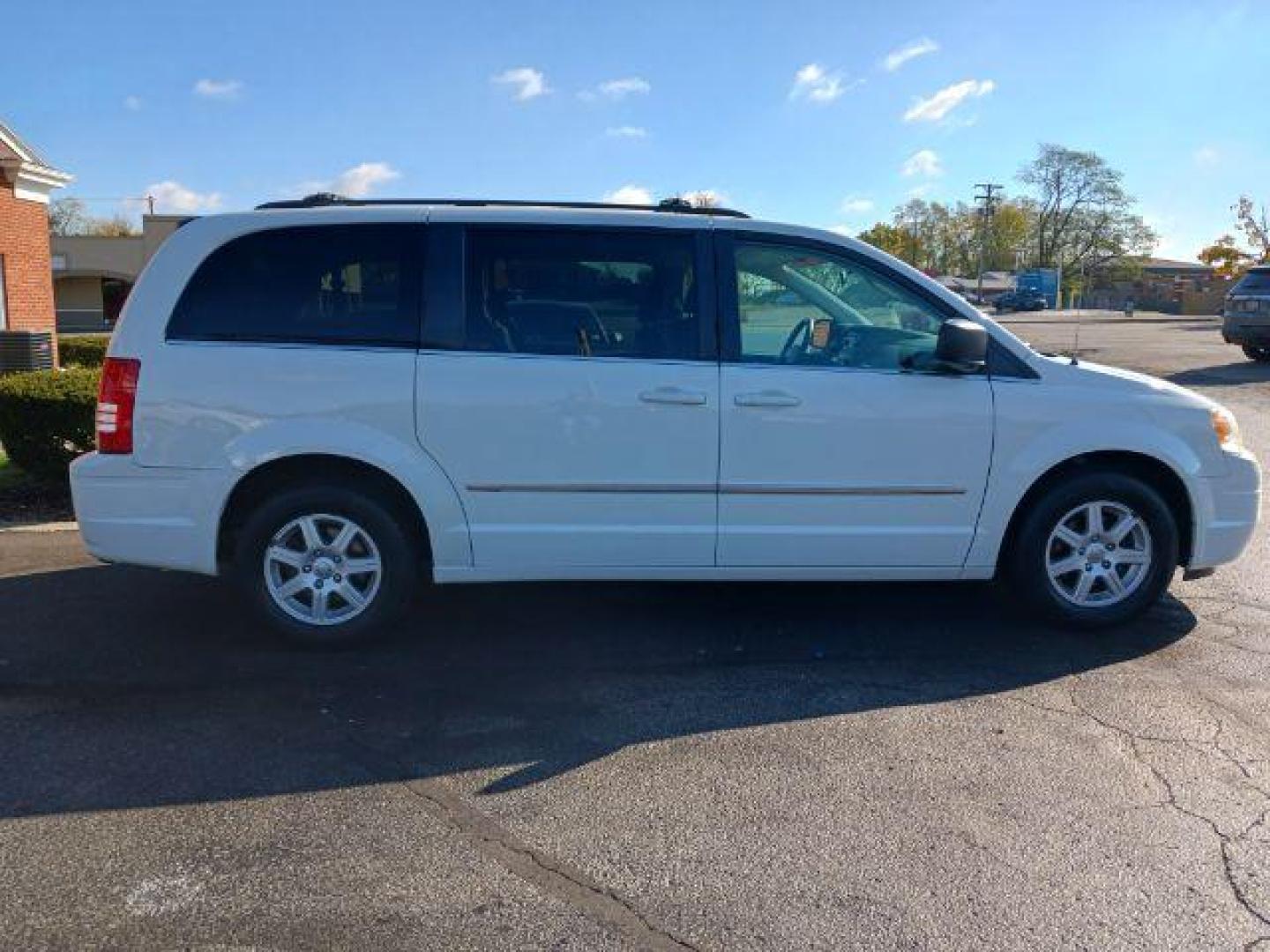 2010 White Gold Pearl Chrysler Town and Country Touring (2A4RR5D11AR) with an 3.8L V6 OHV 12V engine, 6-Speed Automatic transmission, located at 1865 W 2nd St., Xenia, OH, 45385, (937) 372-7777, 39.681259, -83.961945 - Photo#4