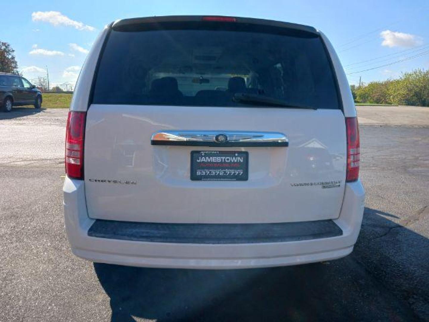 2010 White Gold Pearl Chrysler Town and Country Touring (2A4RR5D11AR) with an 3.8L V6 OHV 12V engine, 6-Speed Automatic transmission, located at 1865 W 2nd St., Xenia, OH, 45385, (937) 372-7777, 39.681259, -83.961945 - Photo#5