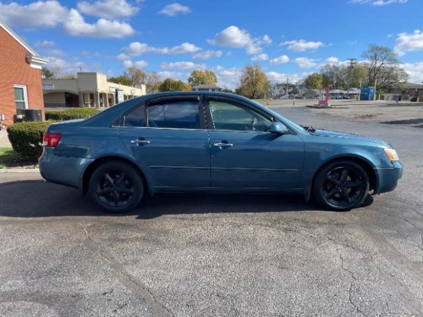 2006 Deepwater Blue Hyundai Sonata LX (5NPEU46F96H) with an 3.3L V6 DOHC 24V engine, 5-Speed Automatic transmission, located at 1865 W 2nd St., Xenia, OH, 45385, (937) 372-7777, 39.681259, -83.961945 - Photo#5