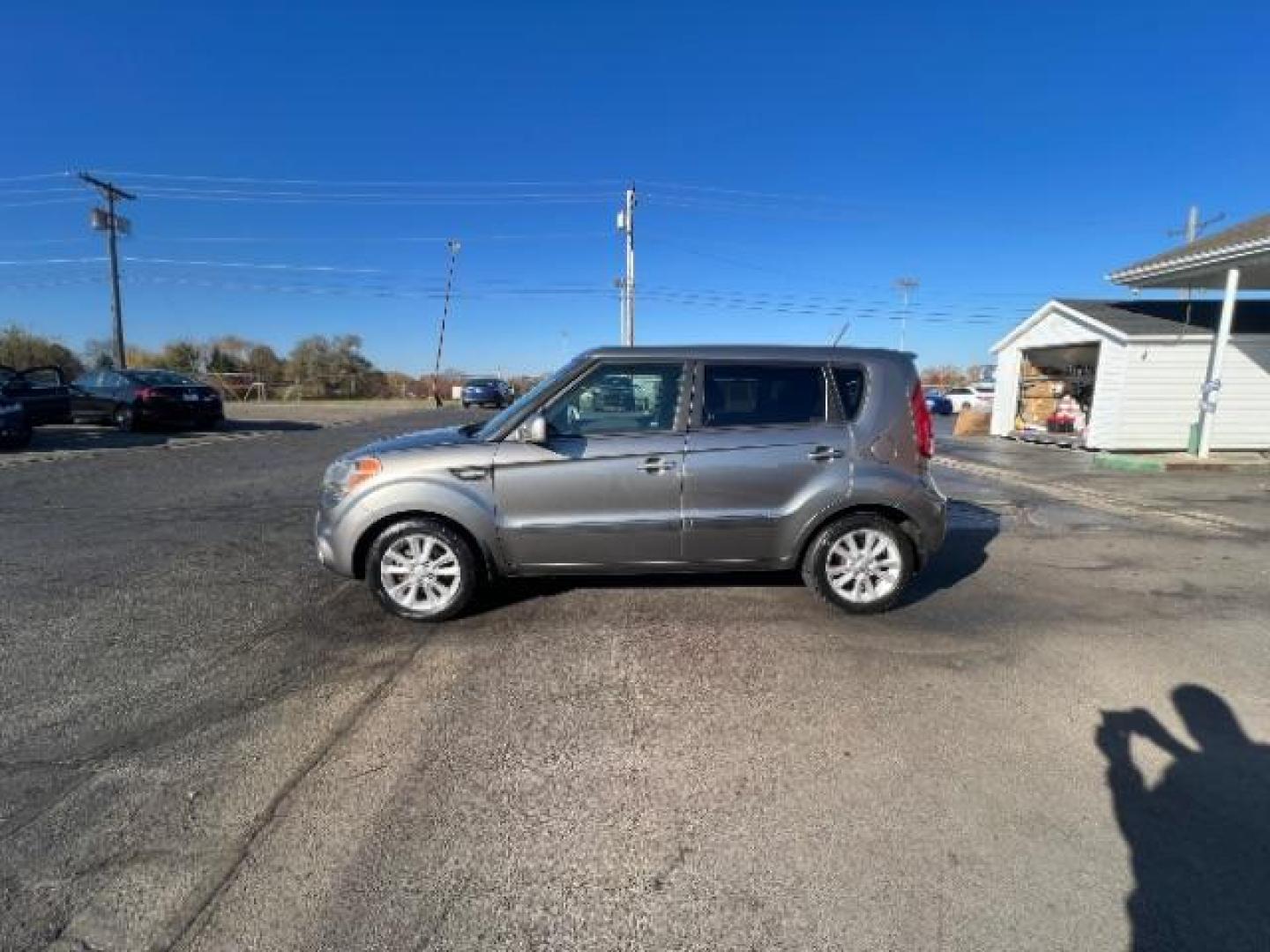 2013 Shadow Metallic Kia Soul Base (KNDJT2A55D7) with an 1.6L L4 DOHC 16V engine, 5-Speed Manual transmission, located at 1865 W 2nd St., Xenia, OH, 45385, (937) 372-7777, 39.681259, -83.961945 - Photo#3