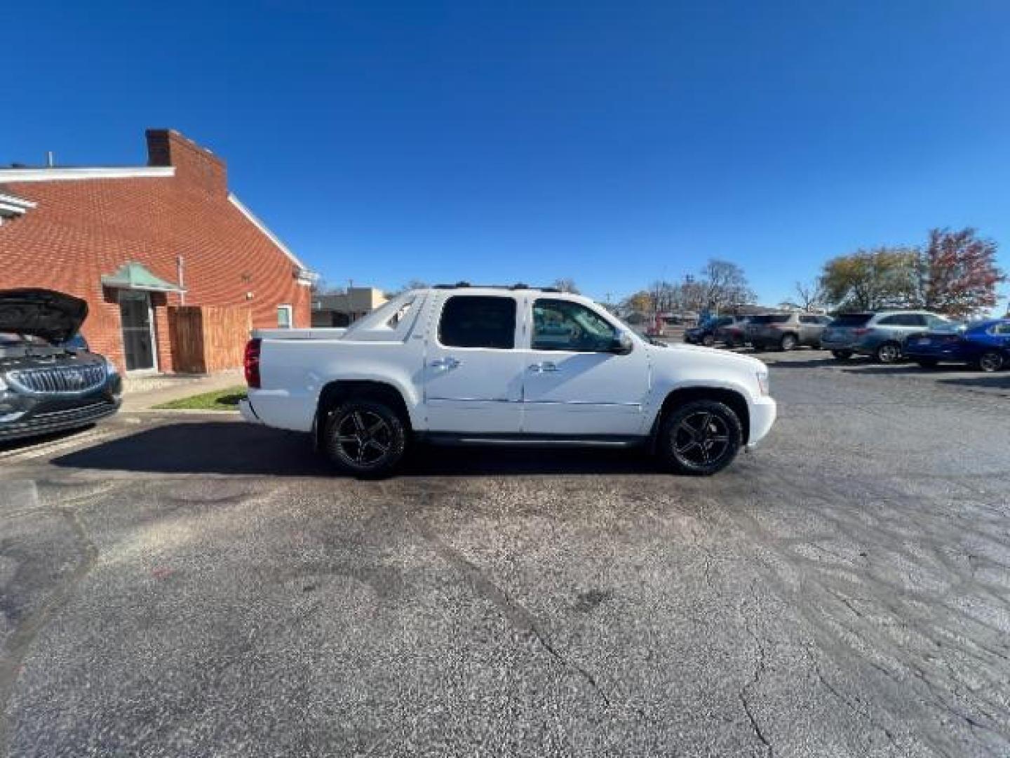 2012 Summit White Chevrolet Avalanche LTZ 4WD (3GNTKGE76CG) with an 5.3L V8 OHV 16V FFV engine, 4-Speed Automatic transmission, located at 1865 W 2nd St., Xenia, OH, 45385, (937) 372-7777, 39.681259, -83.961945 - Photo#5