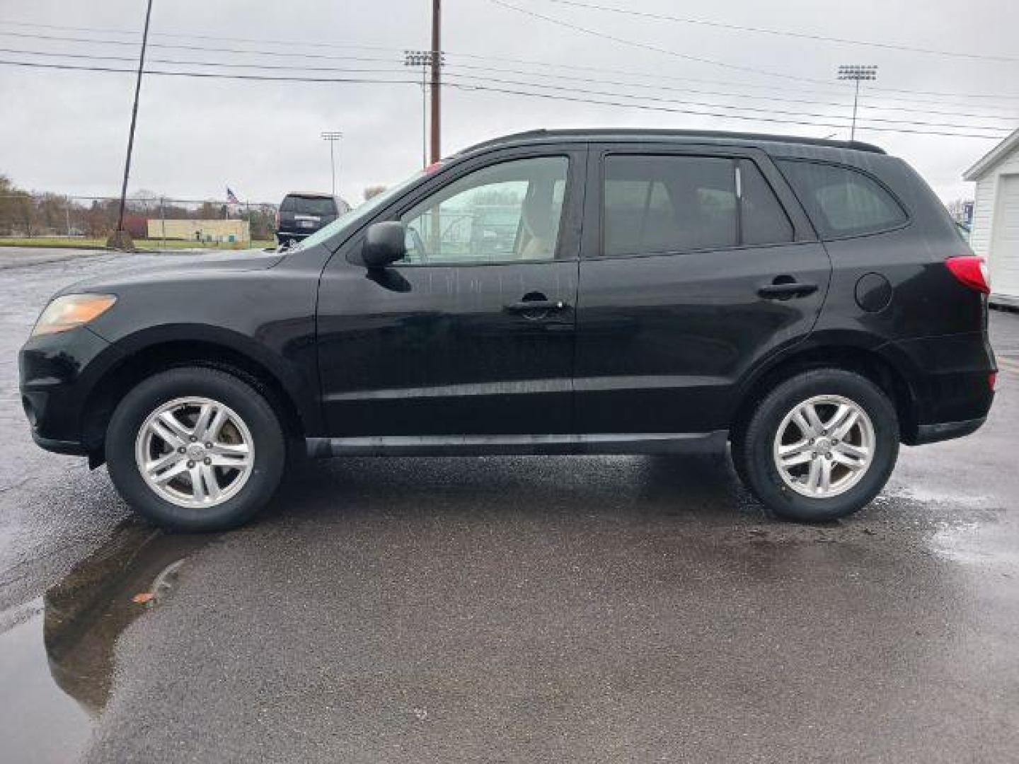 2010 Phantom Black Metallic Hyundai Santa Fe GLS 2.4 FWD (5NMSG3AB7AH) with an 2.4L L4 DOHC 16V engine, 6-Speed Automatic transmission, located at 1865 W 2nd St., Xenia, OH, 45385, (937) 372-7777, 39.681259, -83.961945 - Photo#3