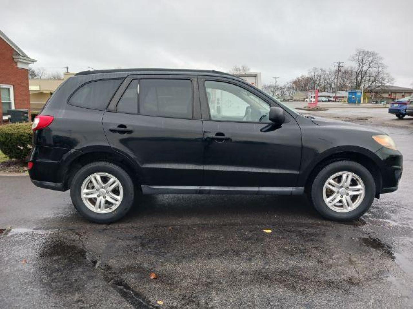 2010 Phantom Black Metallic Hyundai Santa Fe GLS 2.4 FWD (5NMSG3AB7AH) with an 2.4L L4 DOHC 16V engine, 6-Speed Automatic transmission, located at 1865 W 2nd St., Xenia, OH, 45385, (937) 372-7777, 39.681259, -83.961945 - Photo#4