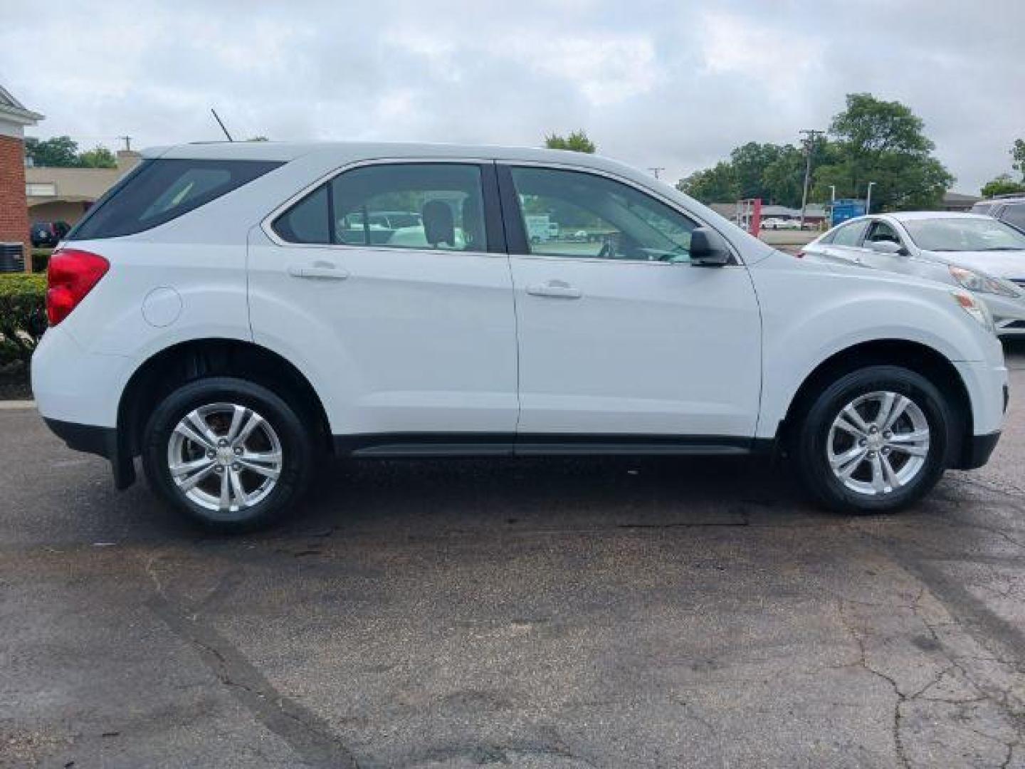 2015 Summit White Chevrolet Equinox LS 2WD (2GNALAEK4F1) with an 2.4L L4 DOHC 16V FFV engine, 6-Speed Automatic transmission, located at 1865 W 2nd St., Xenia, OH, 45385, (937) 372-7777, 39.681259, -83.961945 - Photo#3