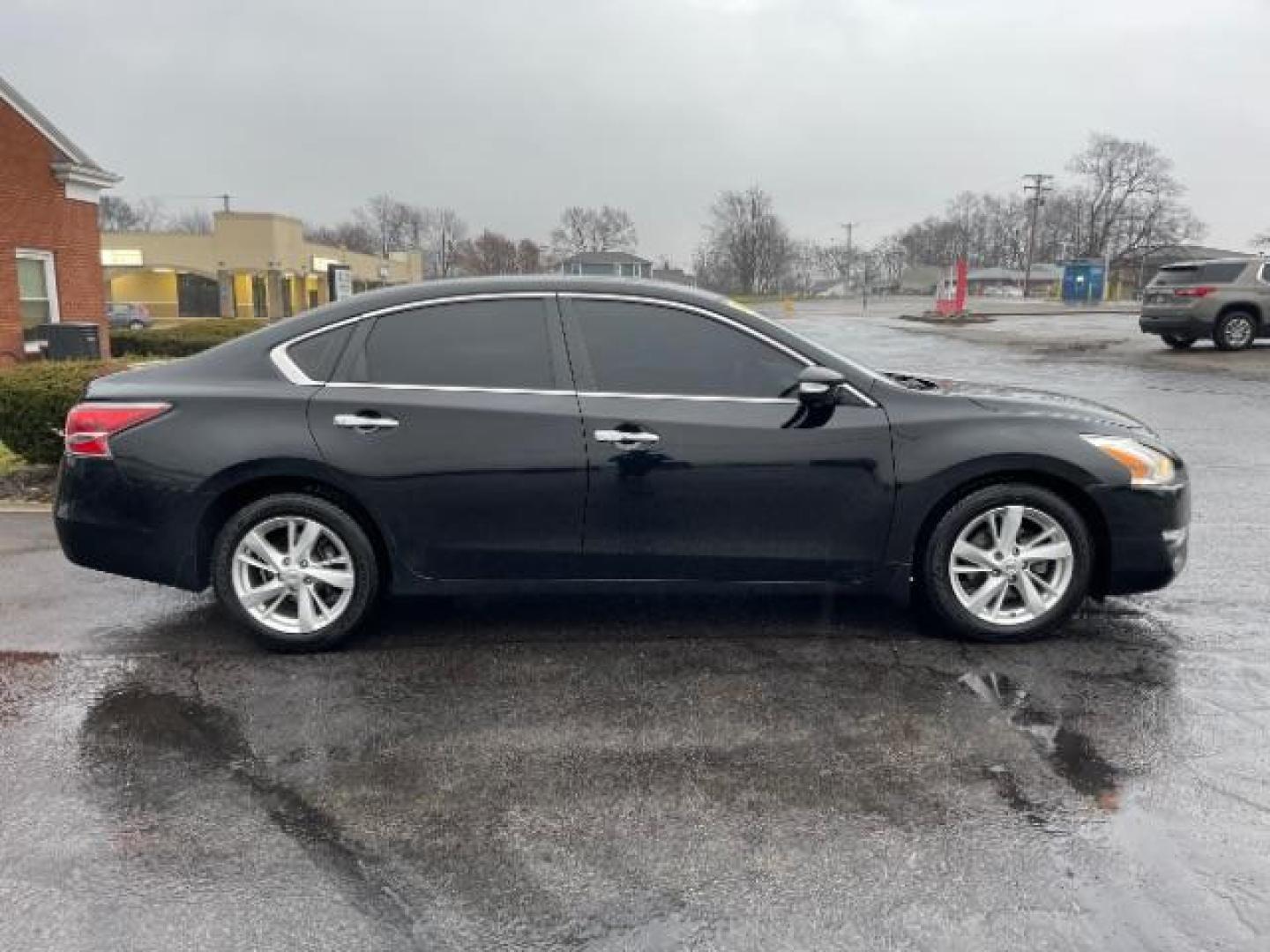 2015 Super Black Nissan Altima 2.5 SL (1N4AL3AP6FN) with an 2.5L L4 DOHC 16V engine, Continuously Variable Transmission transmission, located at 1865 W 2nd St., Xenia, OH, 45385, (937) 372-7777, 39.681259, -83.961945 - Photo#3