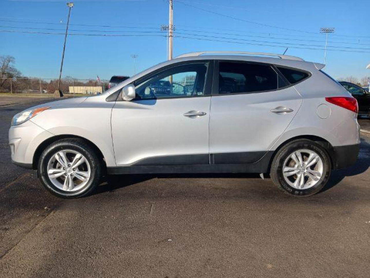 2011 Diamond Silver Metallic Hyundai Tucson GLS 2WD (KM8JU3ACXBU) with an 2.4L L4 DOHC 16V engine, 6-Speed Automatic transmission, located at 1865 W 2nd St., Xenia, OH, 45385, (937) 372-7777, 39.681259, -83.961945 - Photo#3