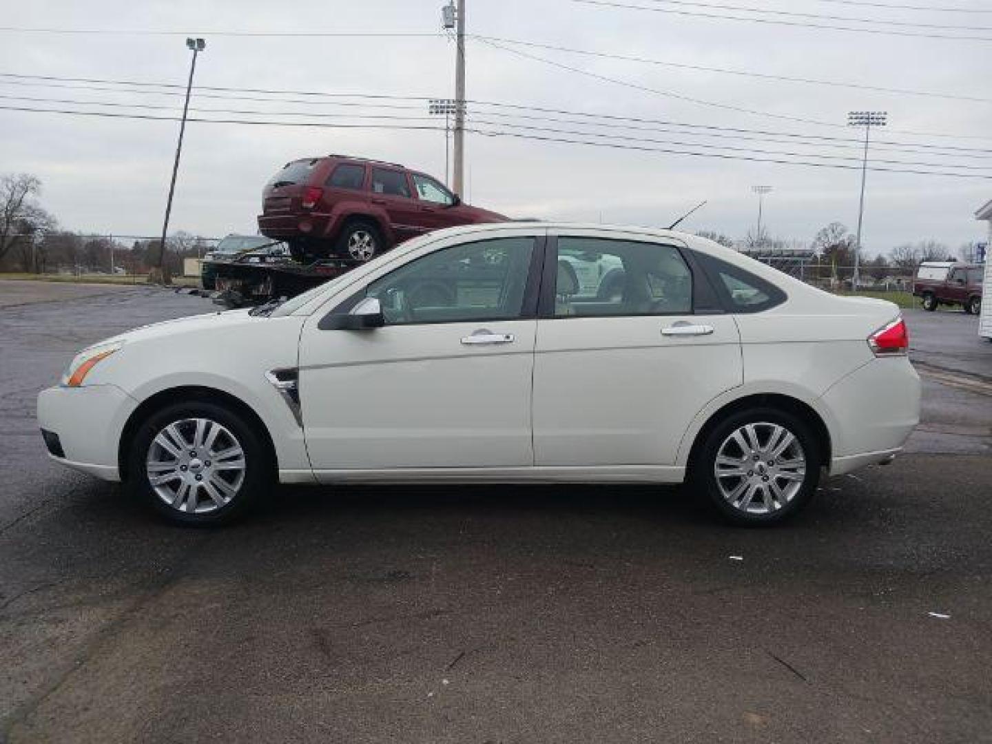 2009 White Suede Ford Focus SEL Sedan (1FAHP37N99W) with an 2.0L L4 DOHC 16V engine, located at 1865 W 2nd St., Xenia, OH, 45385, (937) 372-7777, 39.681259, -83.961945 - Photo#3