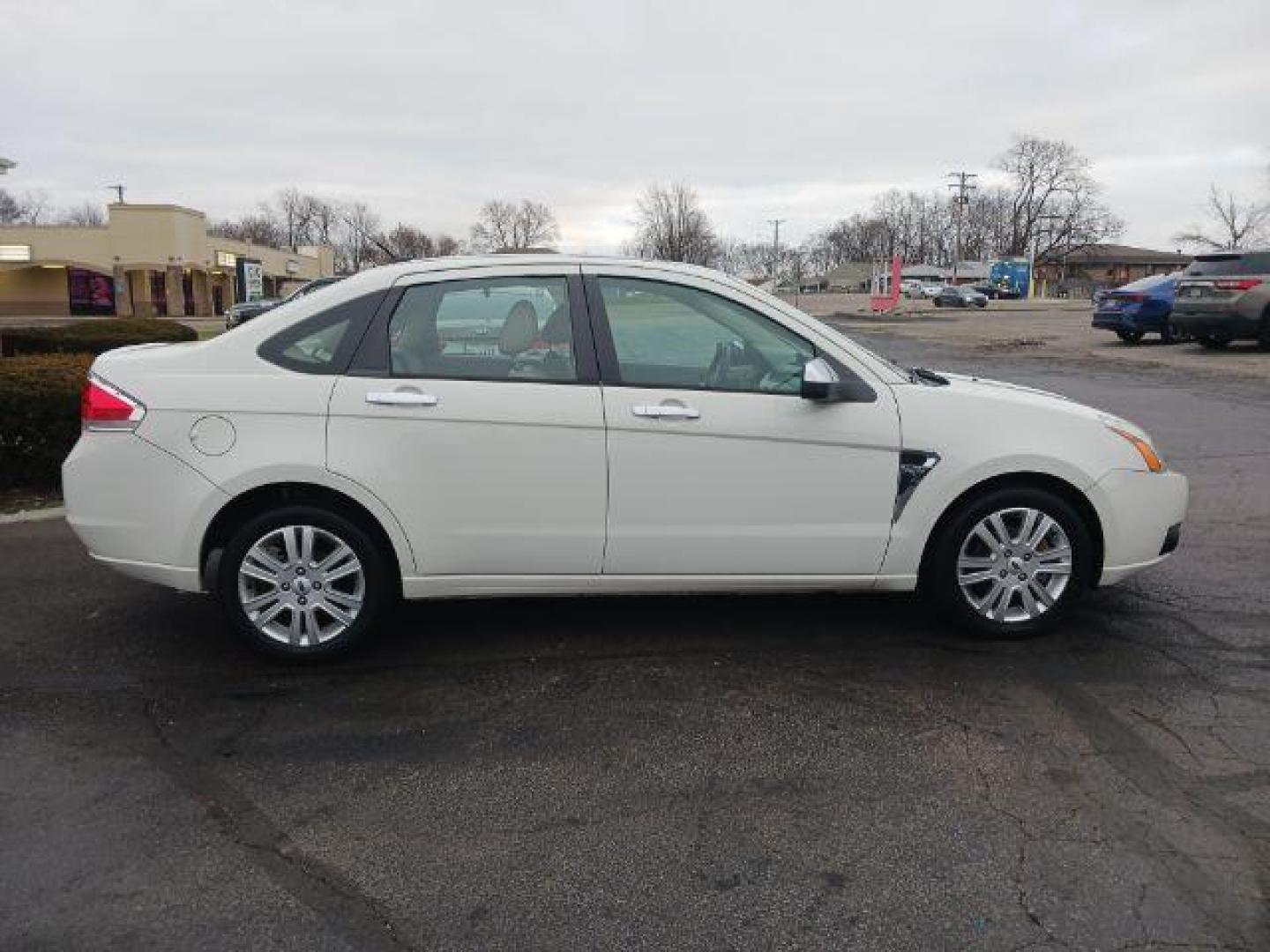 2009 White Suede Ford Focus SEL Sedan (1FAHP37N99W) with an 2.0L L4 DOHC 16V engine, located at 1865 W 2nd St., Xenia, OH, 45385, (937) 372-7777, 39.681259, -83.961945 - Photo#4