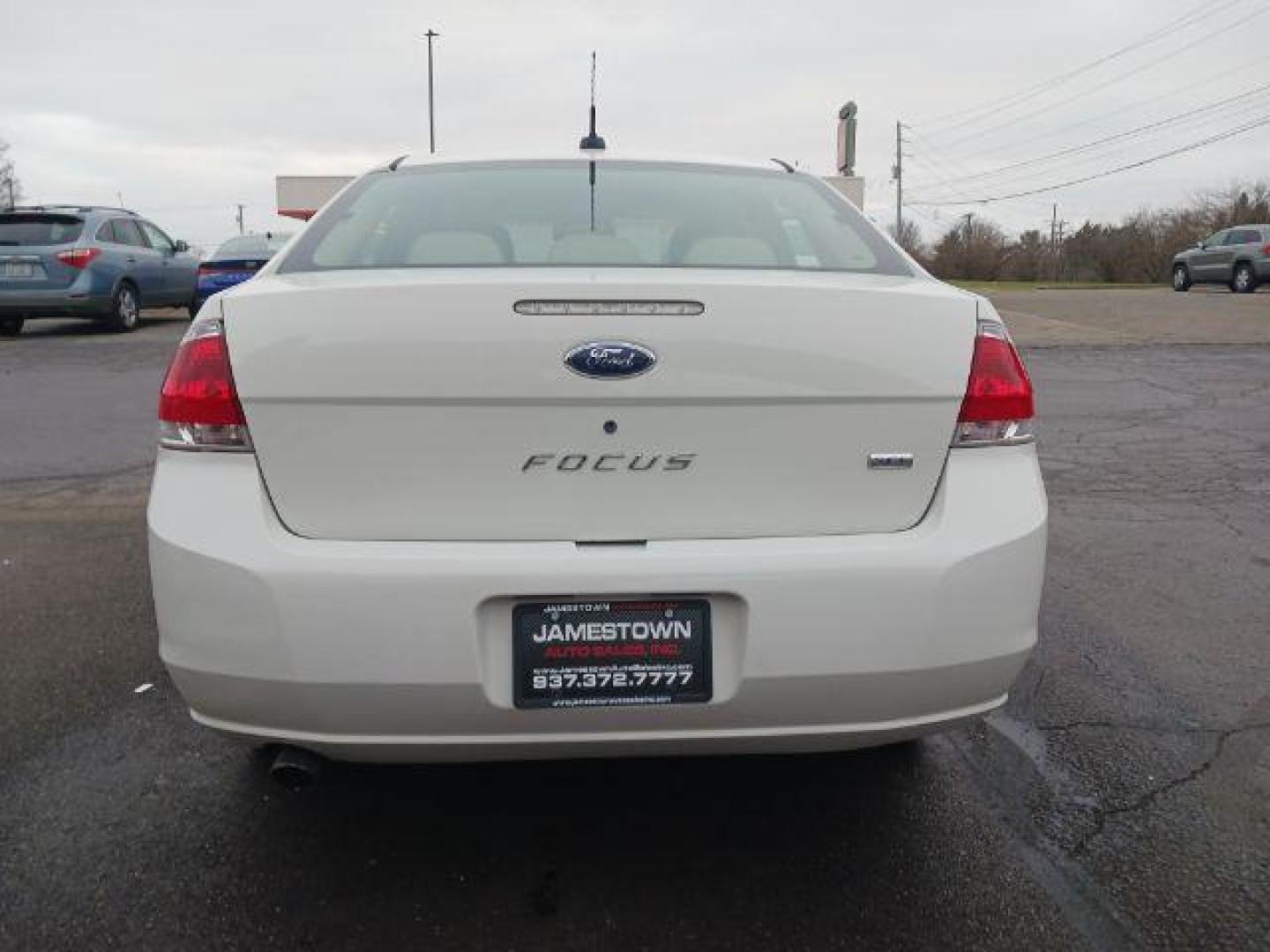 2009 White Suede Ford Focus SEL Sedan (1FAHP37N99W) with an 2.0L L4 DOHC 16V engine, located at 1865 W 2nd St., Xenia, OH, 45385, (937) 372-7777, 39.681259, -83.961945 - Photo#5