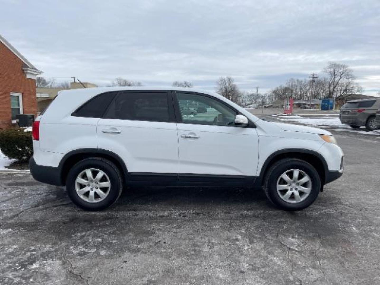 2011 Snow White Pearl Kia Sorento LX 2WD (5XYKT3A14BG) with an 2.4L L4 DOHC 16V engine, 6-Speed Automatic transmission, located at 1865 W 2nd St., Xenia, OH, 45385, (937) 372-7777, 39.681259, -83.961945 - Photo#3