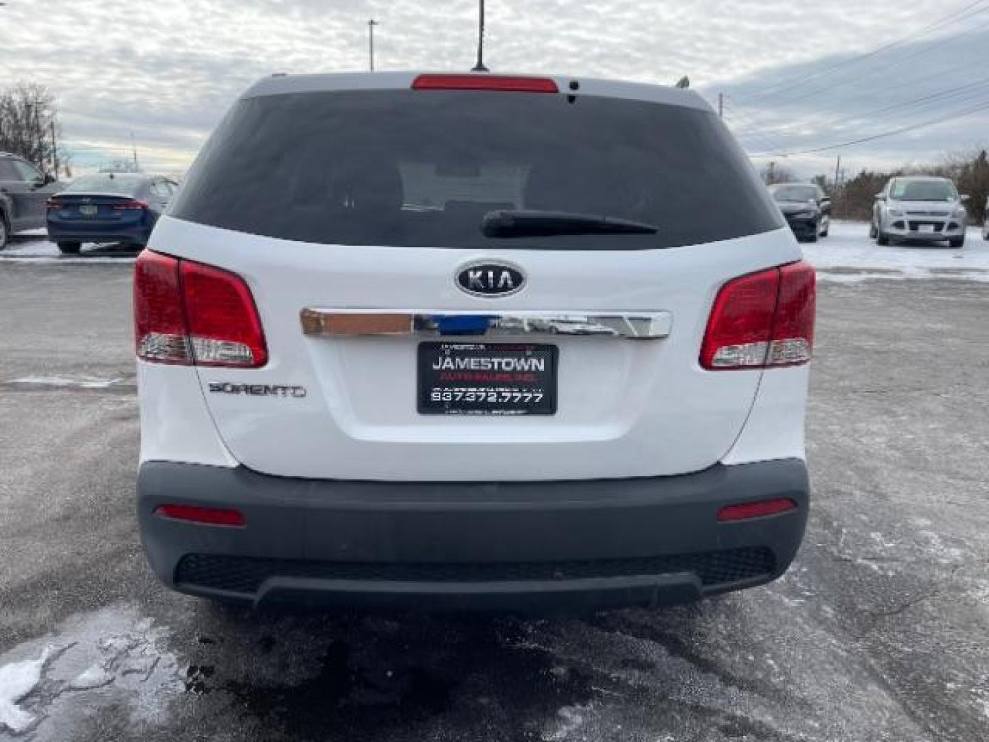 2011 Snow White Pearl Kia Sorento LX 2WD (5XYKT3A14BG) with an 2.4L L4 DOHC 16V engine, 6-Speed Automatic transmission, located at 1865 W 2nd St., Xenia, OH, 45385, (937) 372-7777, 39.681259, -83.961945 - Photo#4