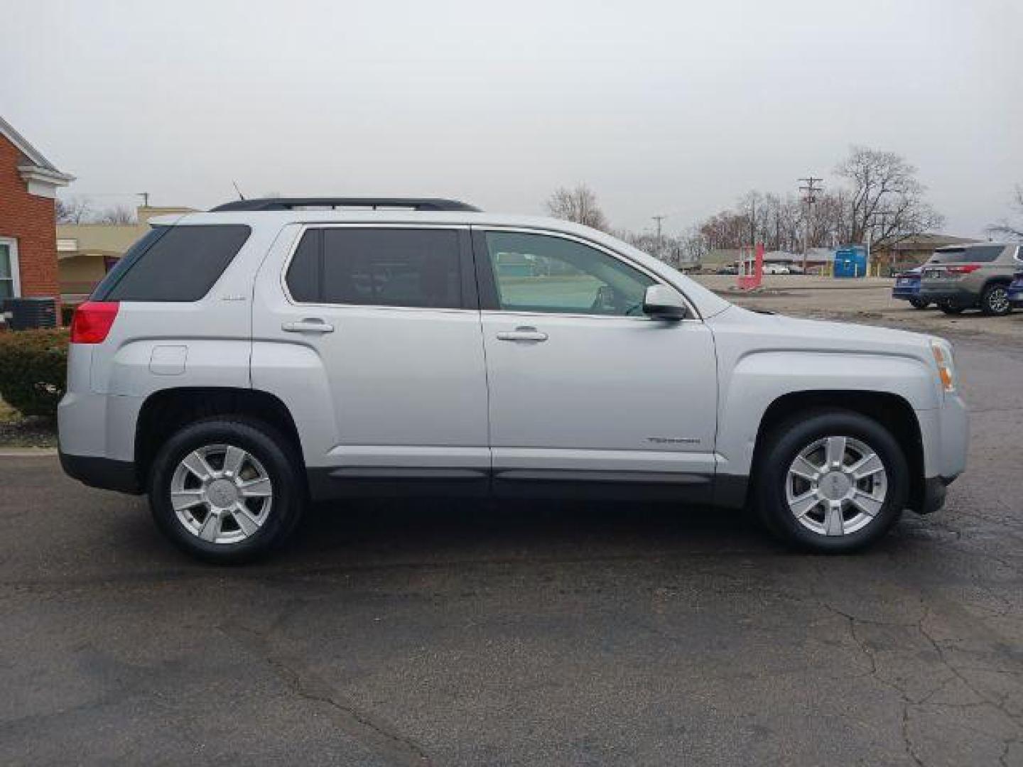 2012 Quicksilver Metallic GMC Terrain SLE2 AWD (2GKFLTEK4C6) with an 2.4L L4 DOHC 16V FFV engine, 6-Speed Automatic transmission, located at 1865 W 2nd St., Xenia, OH, 45385, (937) 372-7777, 39.681259, -83.961945 - Photo#4