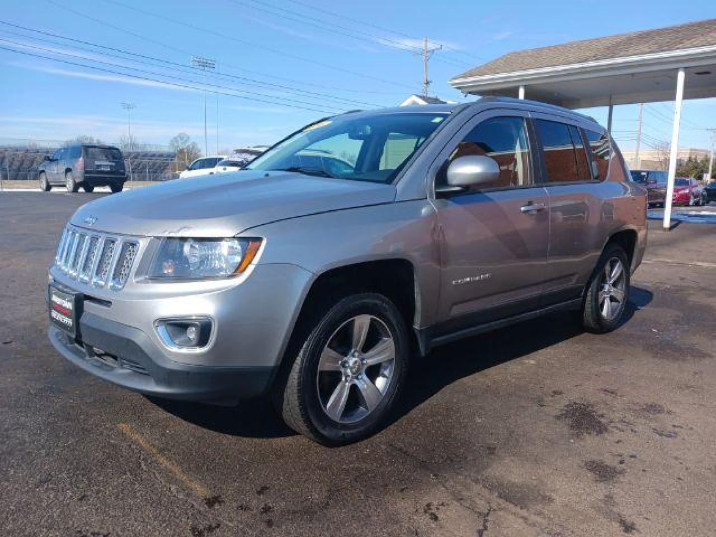 2016 Silver Jeep Compass Latitude 4WD (1C4NJDEB5GD) with an 2.4L L4 DOHC 16V engine, 6-Speed Automatic transmission, located at 1865 W 2nd St., Xenia, OH, 45385, (937) 372-7777, 39.681259, -83.961945 - Photo#2