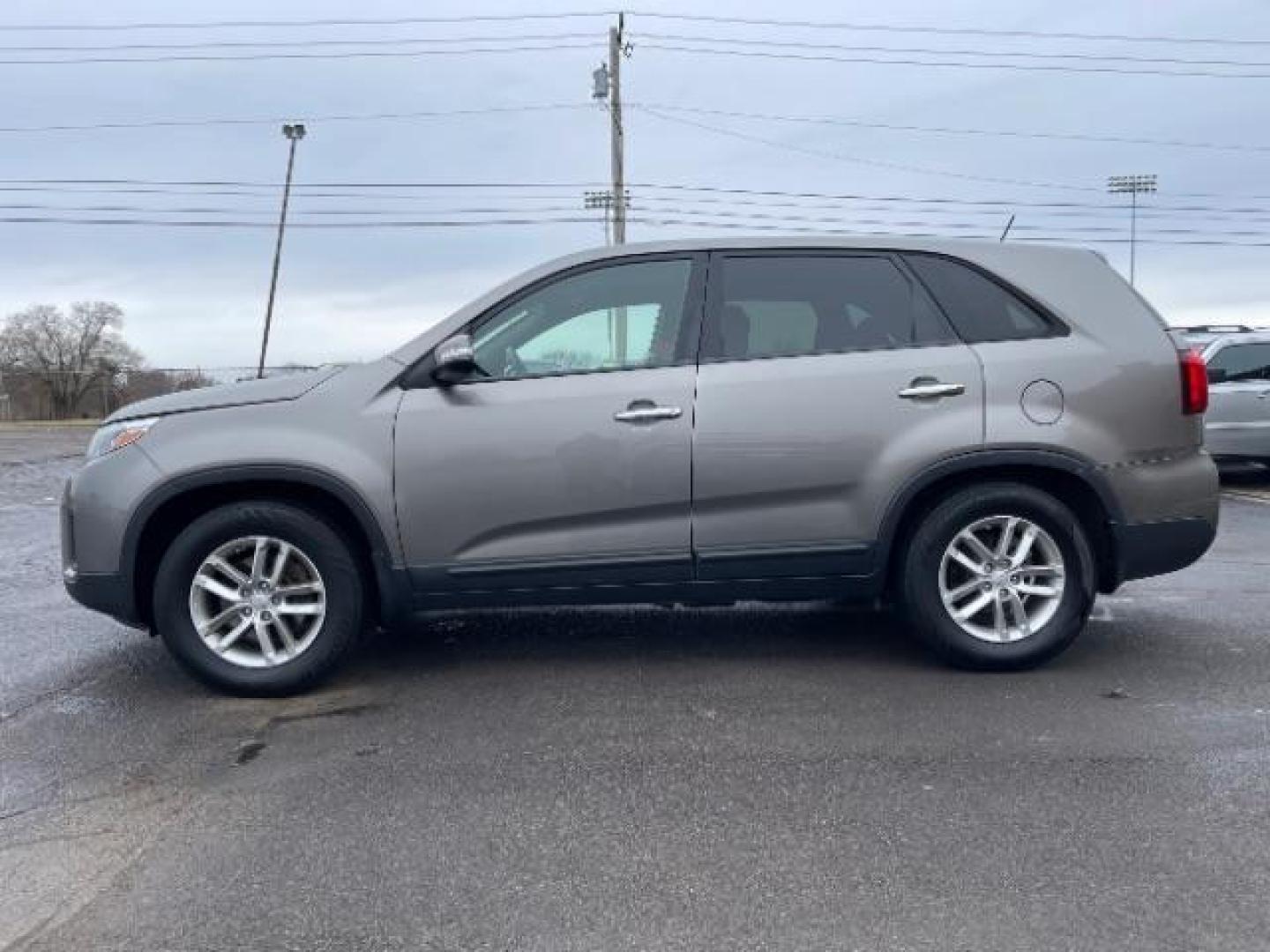 2015 Satin Metal Kia Sorento LX 2WD (5XYKT3A68FG) with an 2.4L L4 DOHC 16V engine, 6-Speed Automatic transmission, located at 1865 W 2nd St., Xenia, OH, 45385, (937) 372-7777, 39.681259, -83.961945 - Photo#2