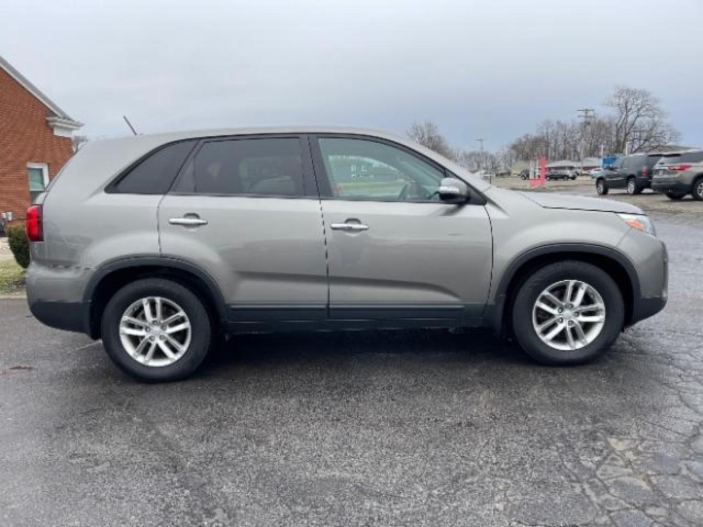 2015 Satin Metal Kia Sorento LX 2WD (5XYKT3A68FG) with an 2.4L L4 DOHC 16V engine, 6-Speed Automatic transmission, located at 1865 W 2nd St., Xenia, OH, 45385, (937) 372-7777, 39.681259, -83.961945 - Photo#3